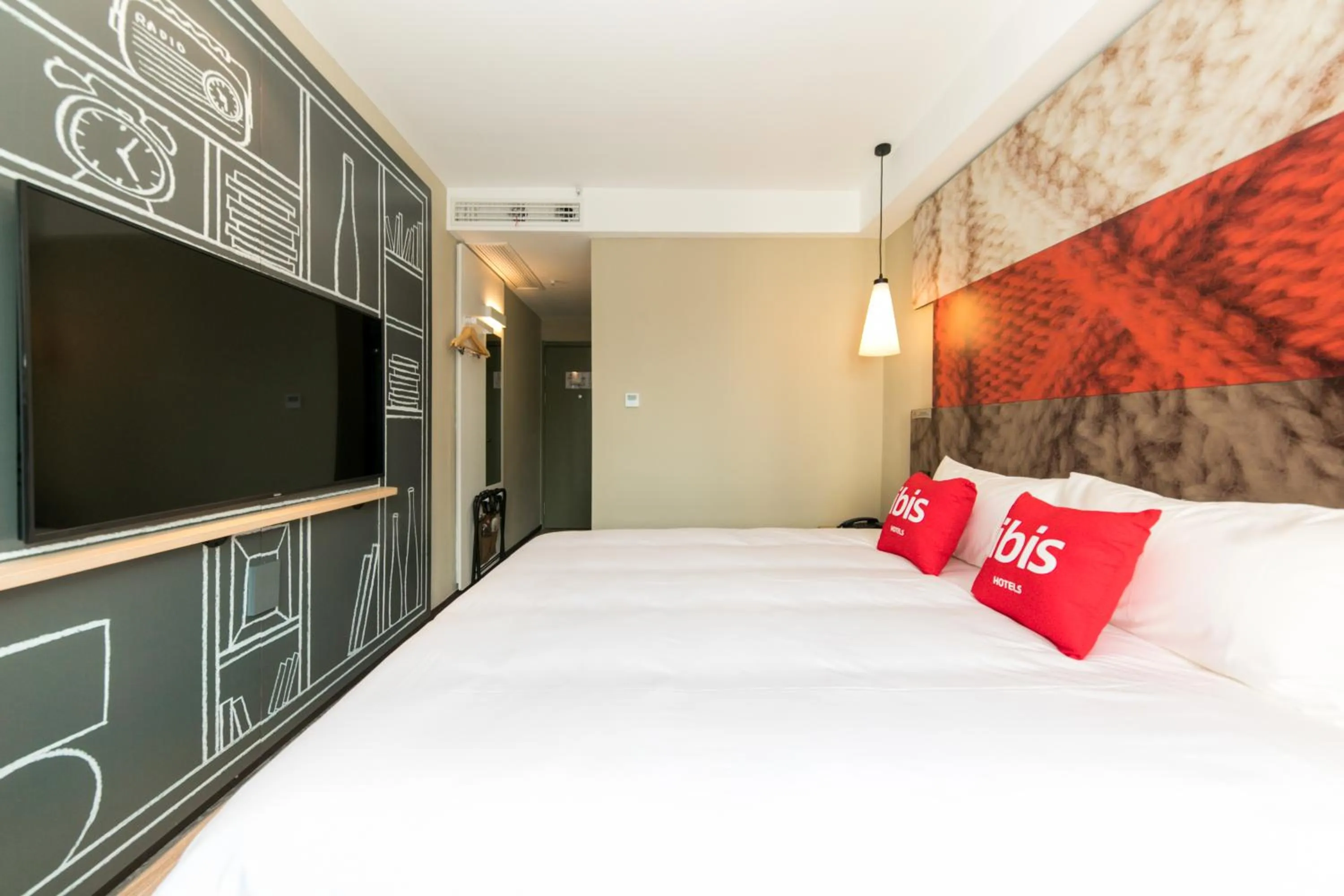 Photo of the whole room, Bed in Ibis Shanghai Caohejing Hongcao Road