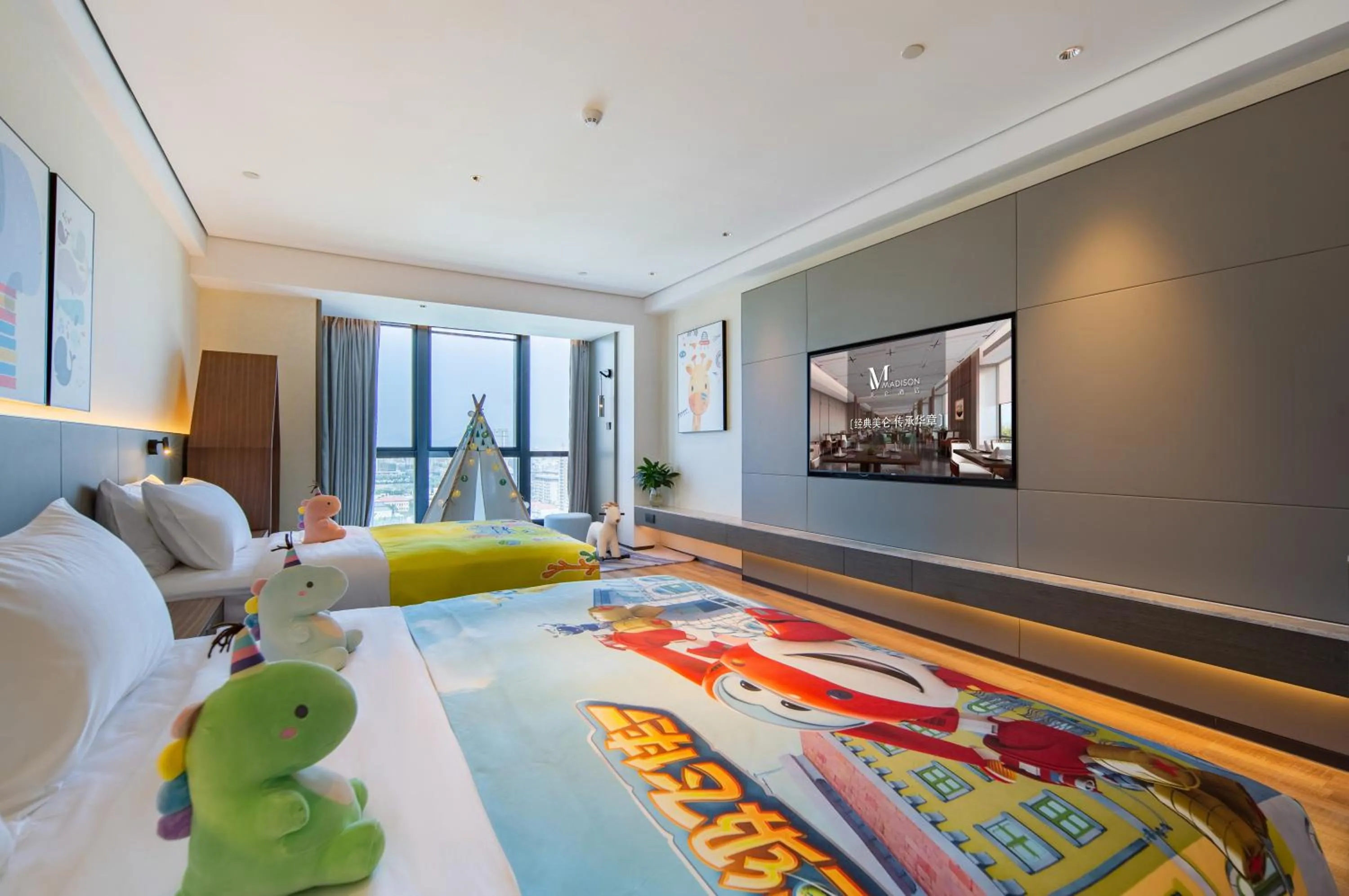 Bed in Madison Hotel Qingdao West Coast City Balcony