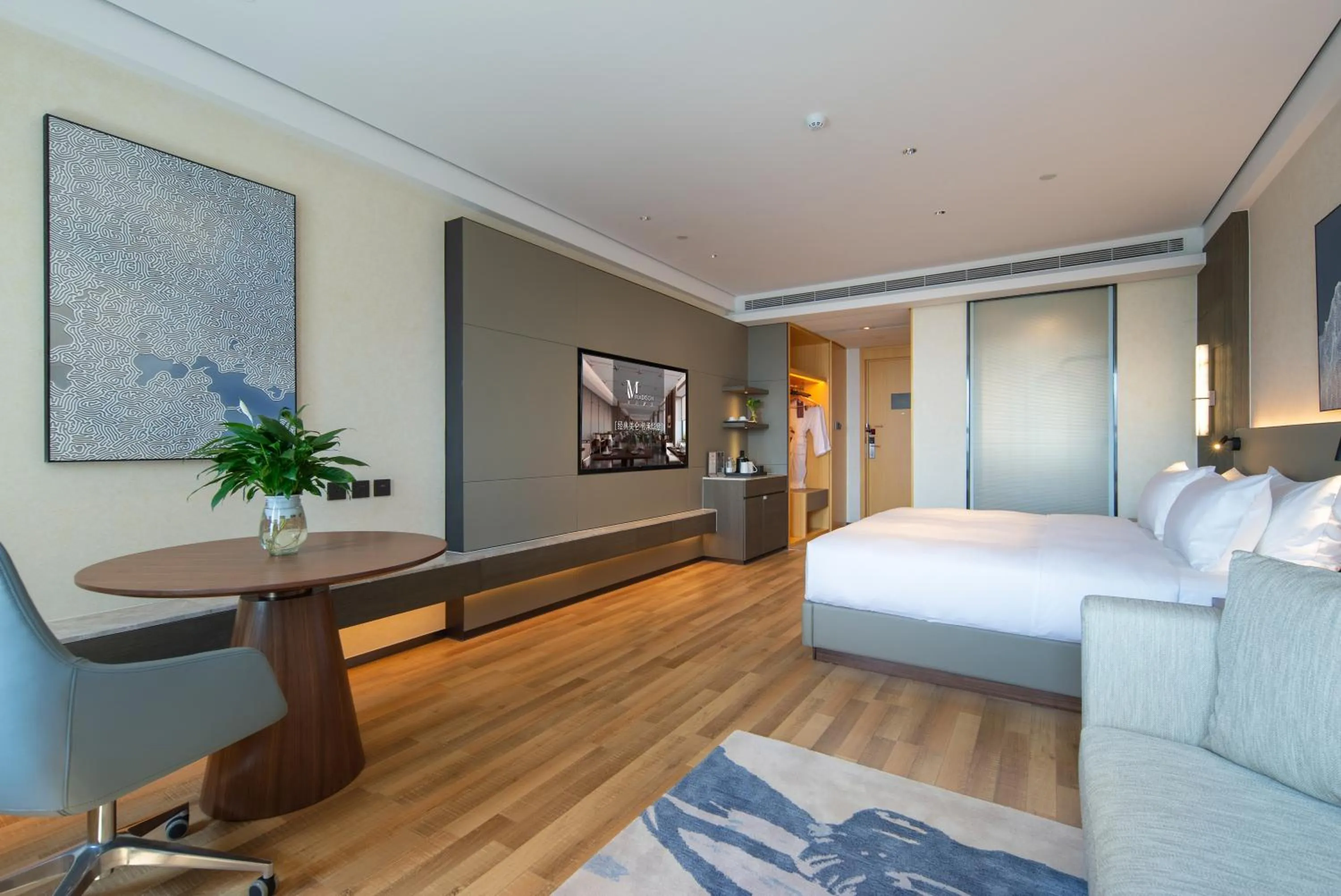 Bed in Madison Hotel Qingdao West Coast City Balcony