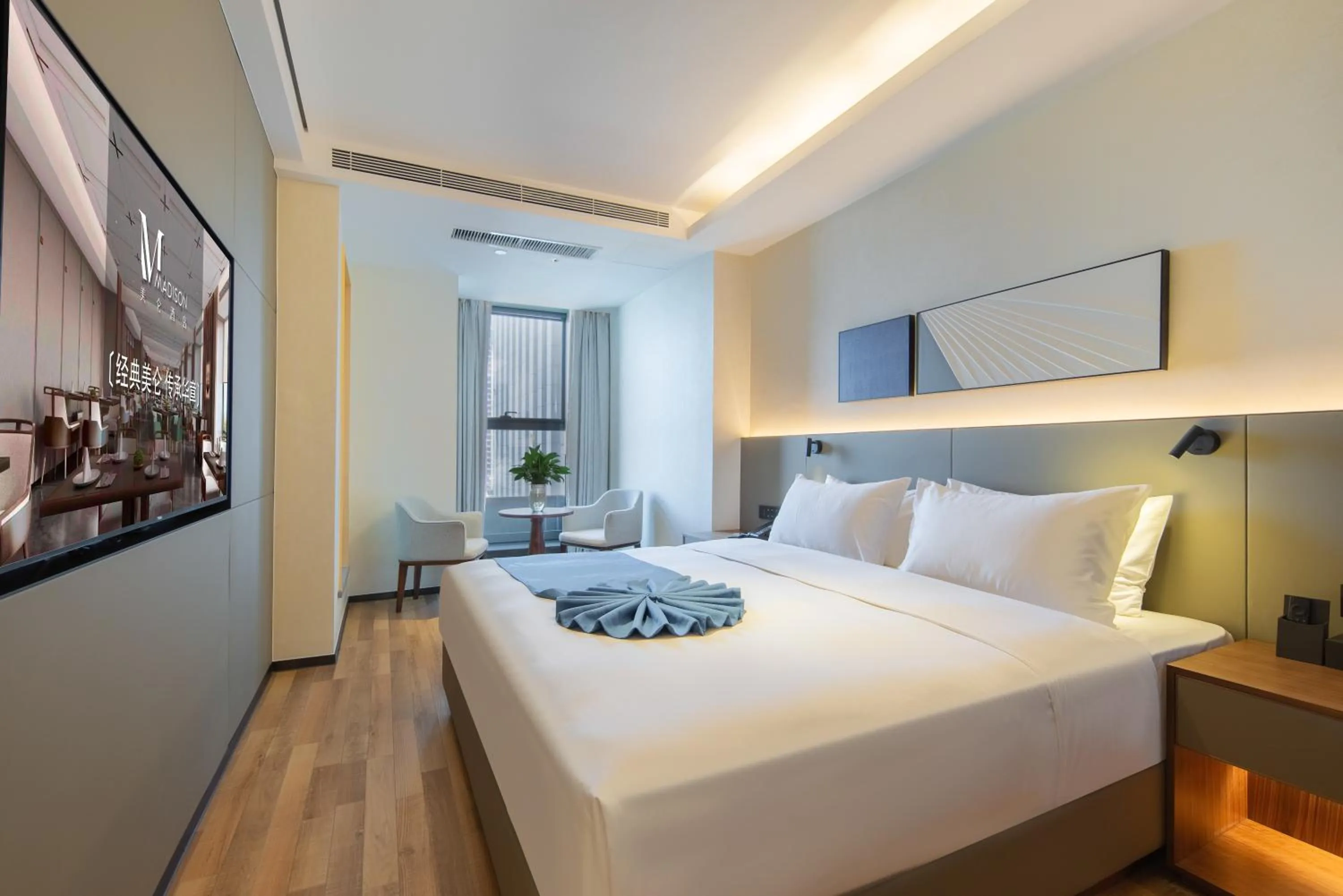 Bed in Madison Hotel Qingdao West Coast City Balcony