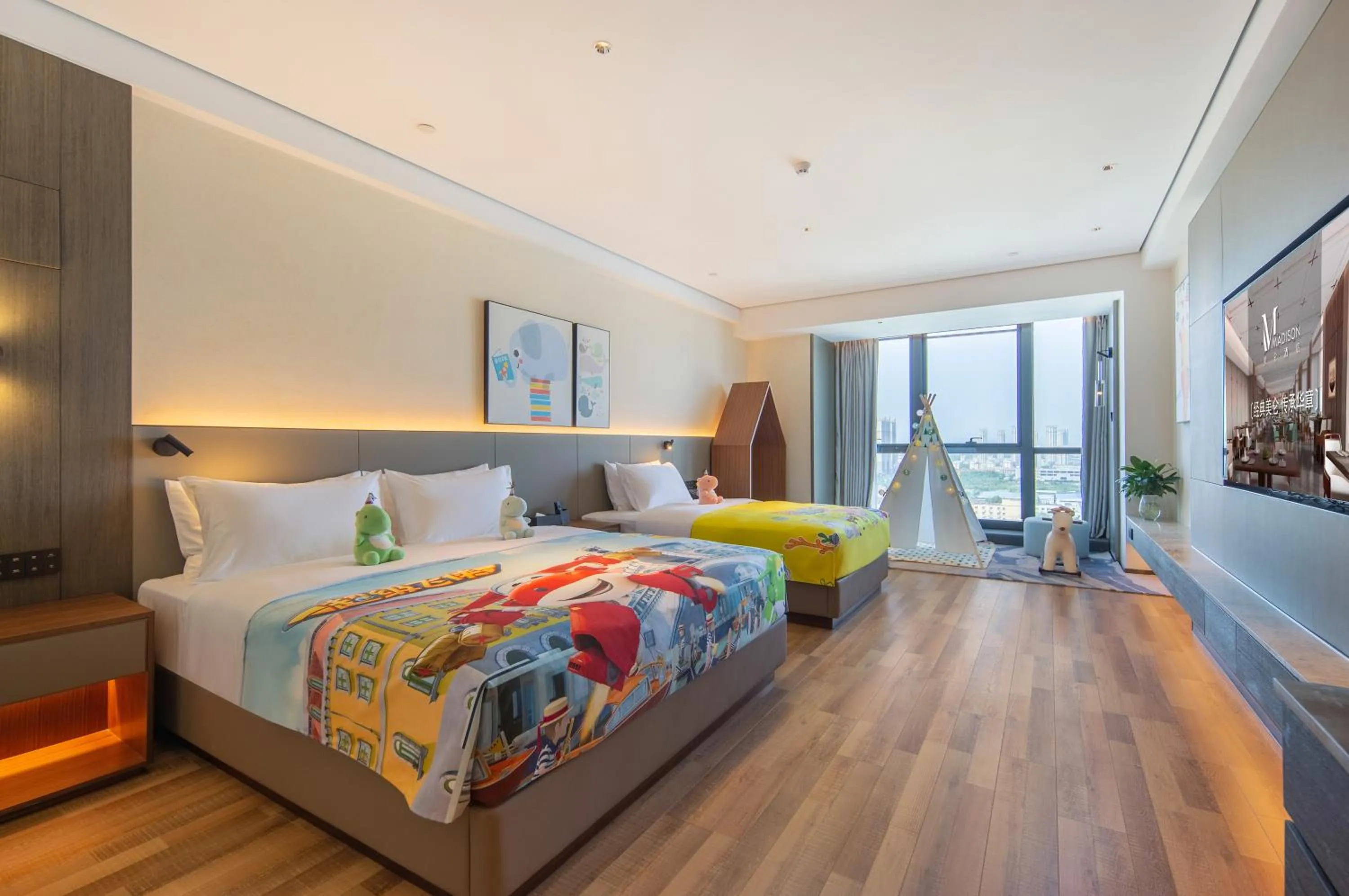 Bed in Madison Hotel Qingdao West Coast City Balcony