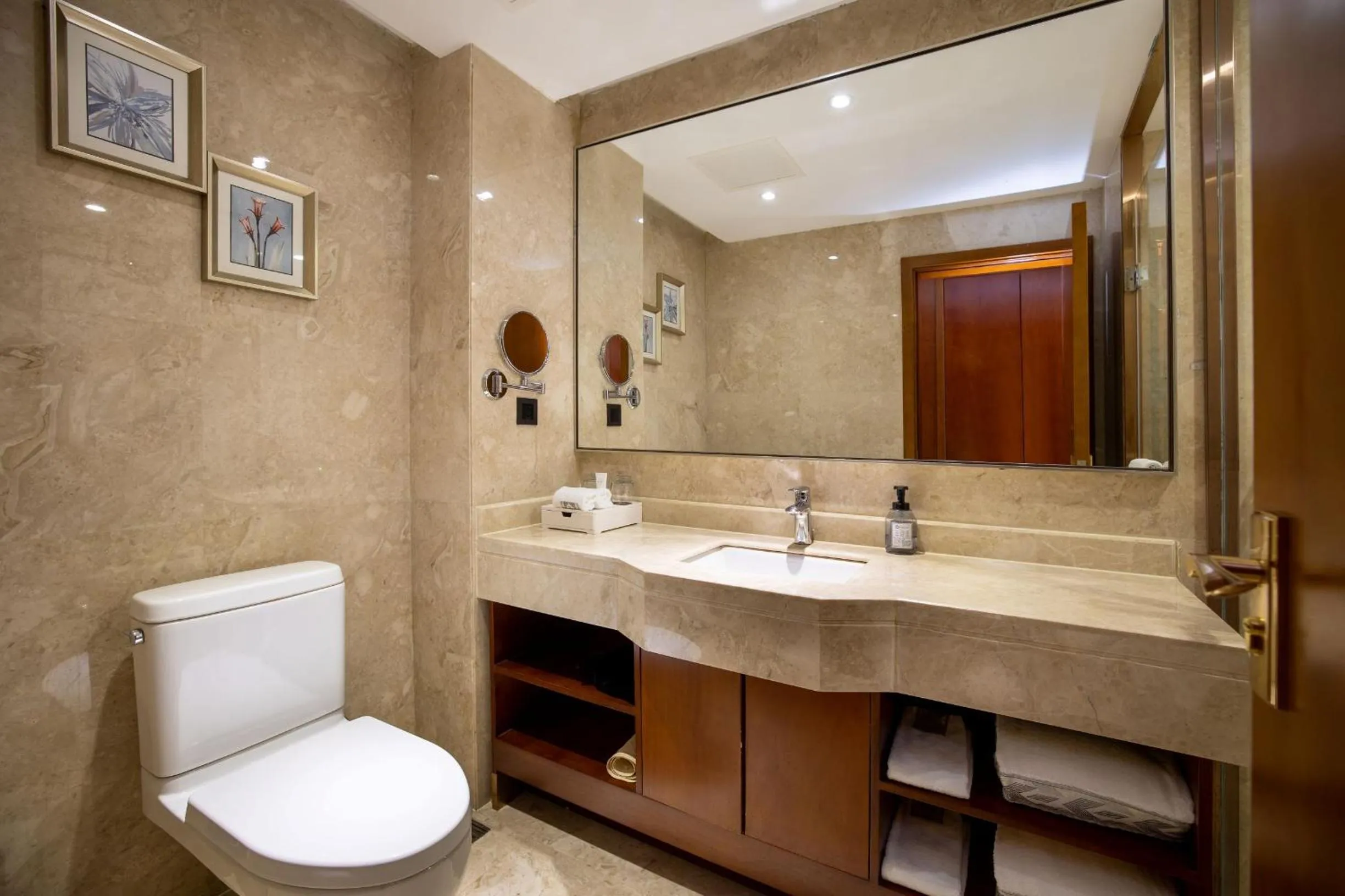 Shower in Madison Hotel Zhengzhou Erqi Square