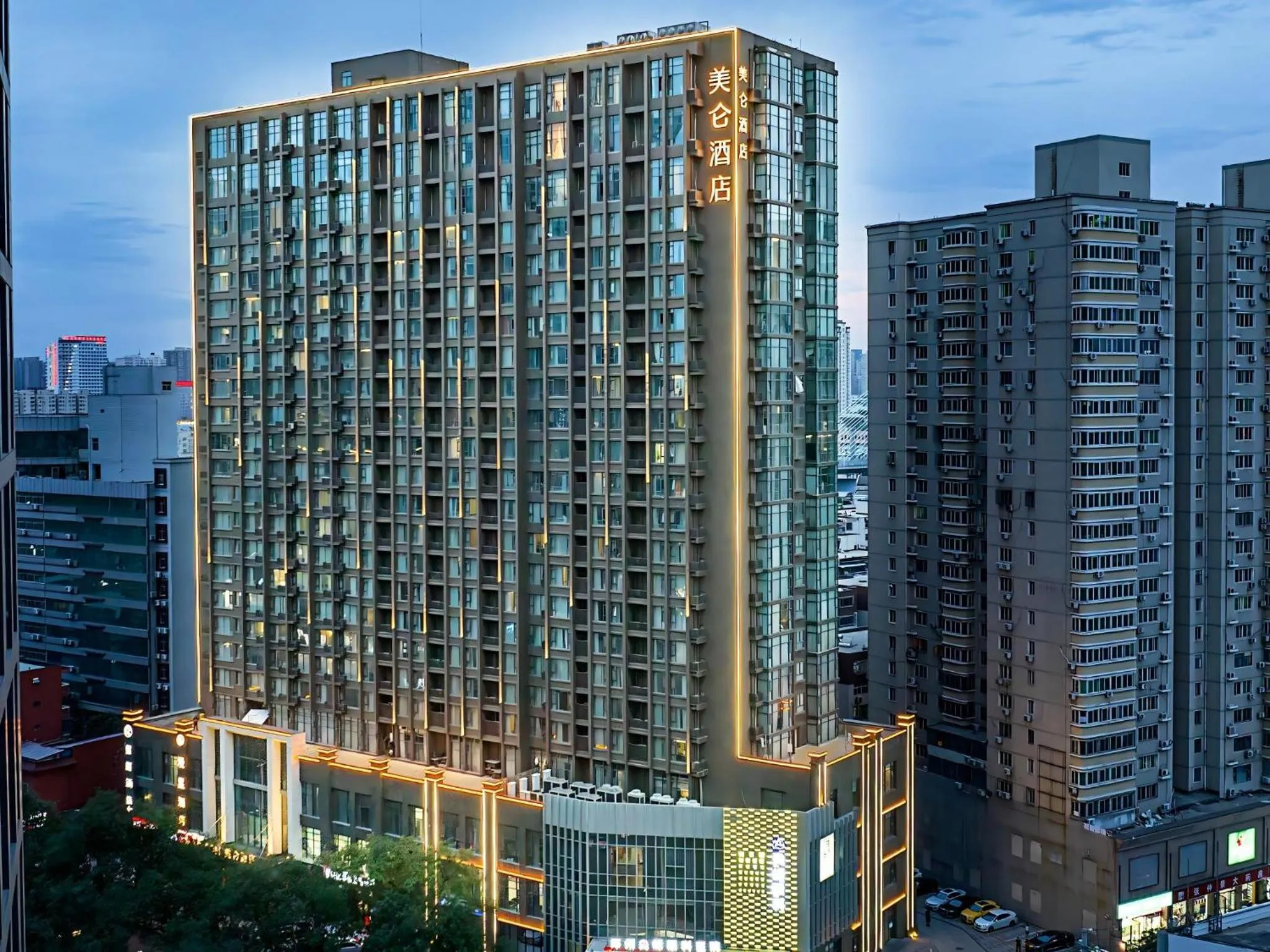 Property building in Madison Hotel Zhengzhou Erqi Square