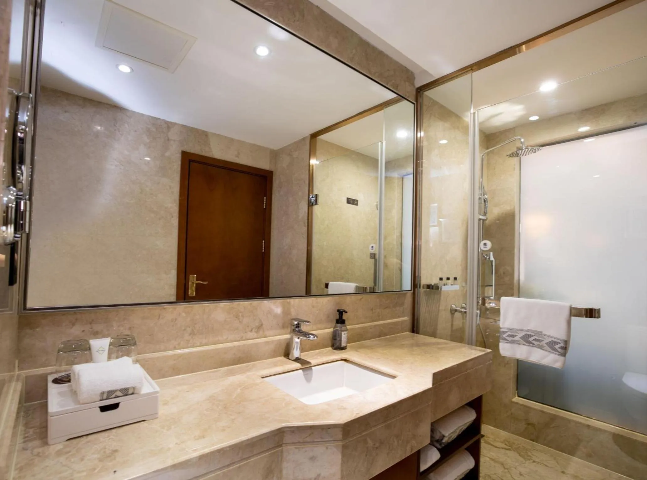 Shower in Madison Hotel Zhengzhou Erqi Square