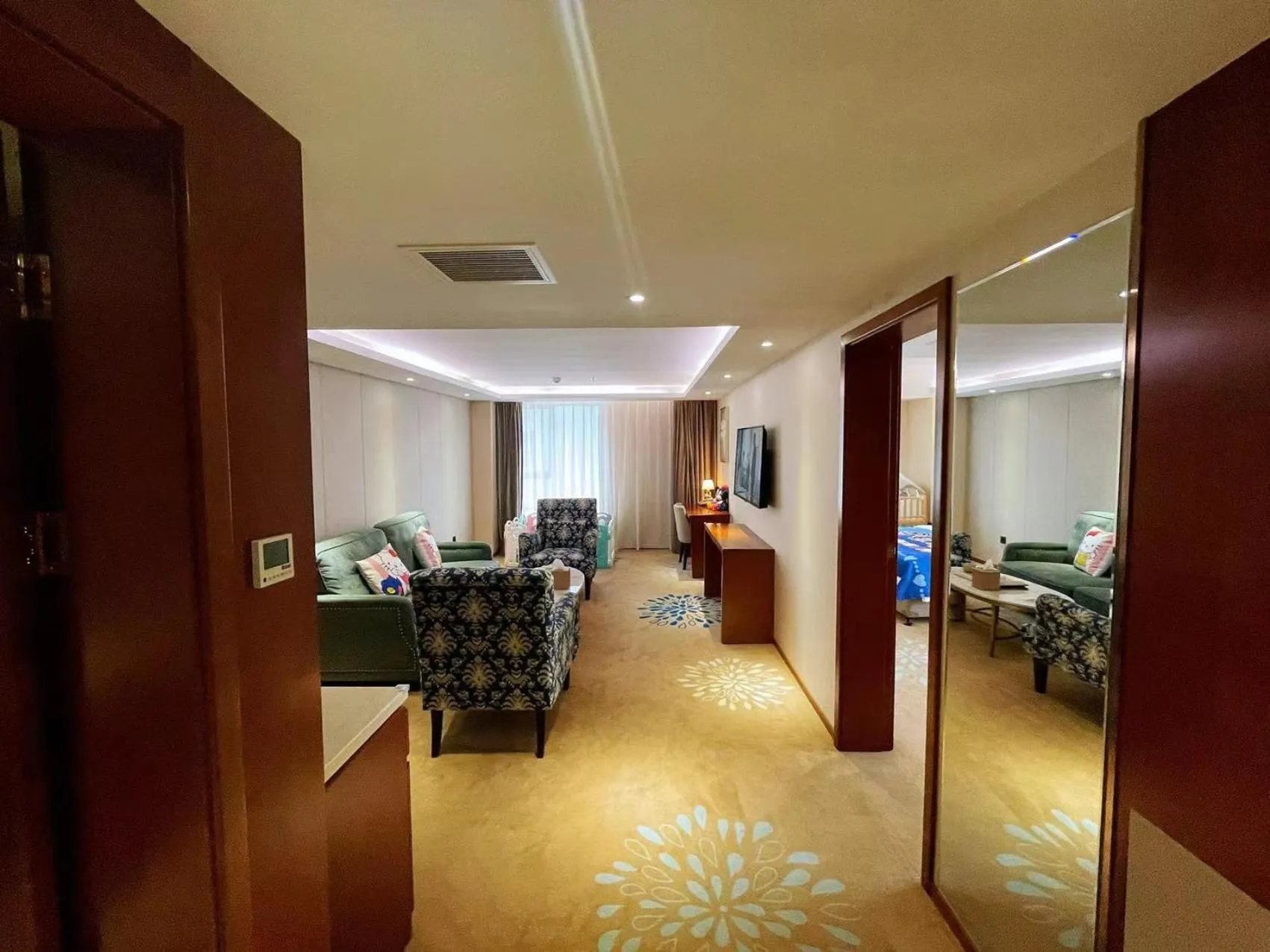 TV and multimedia in Madison Hotel Zhengzhou Erqi Square