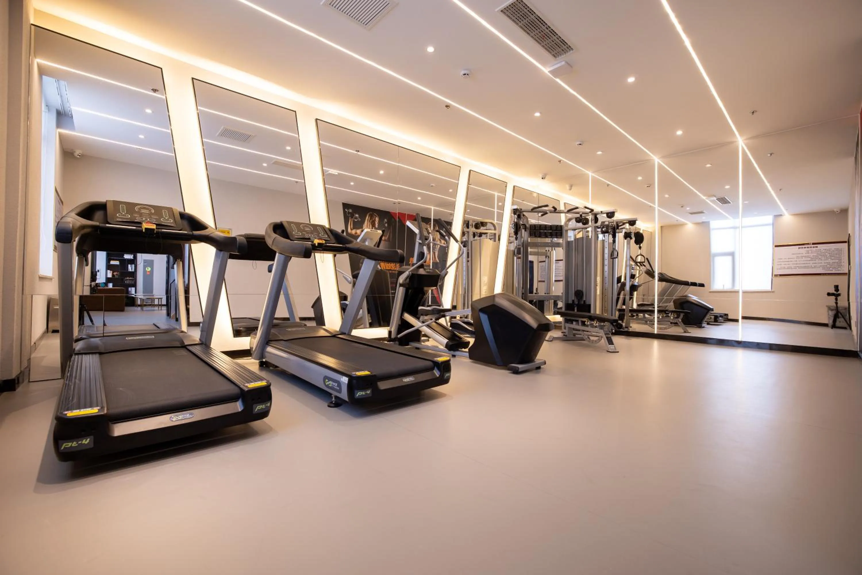 Fitness centre/facilities in Madison Hotel Zhengzhou Erqi Square