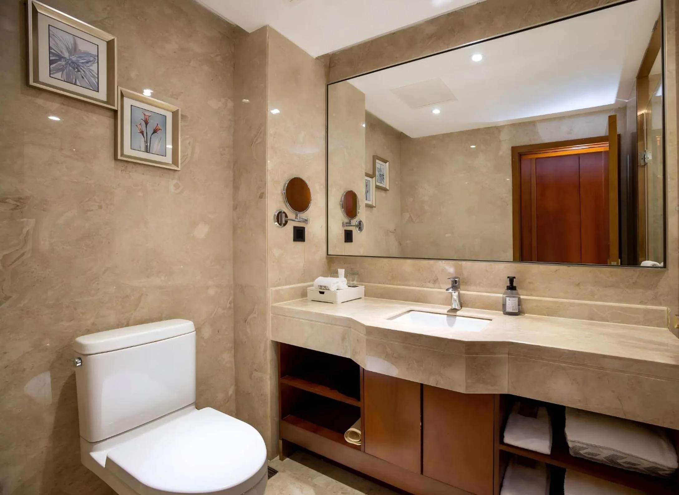 Shower in Madison Hotel Zhengzhou Erqi Square