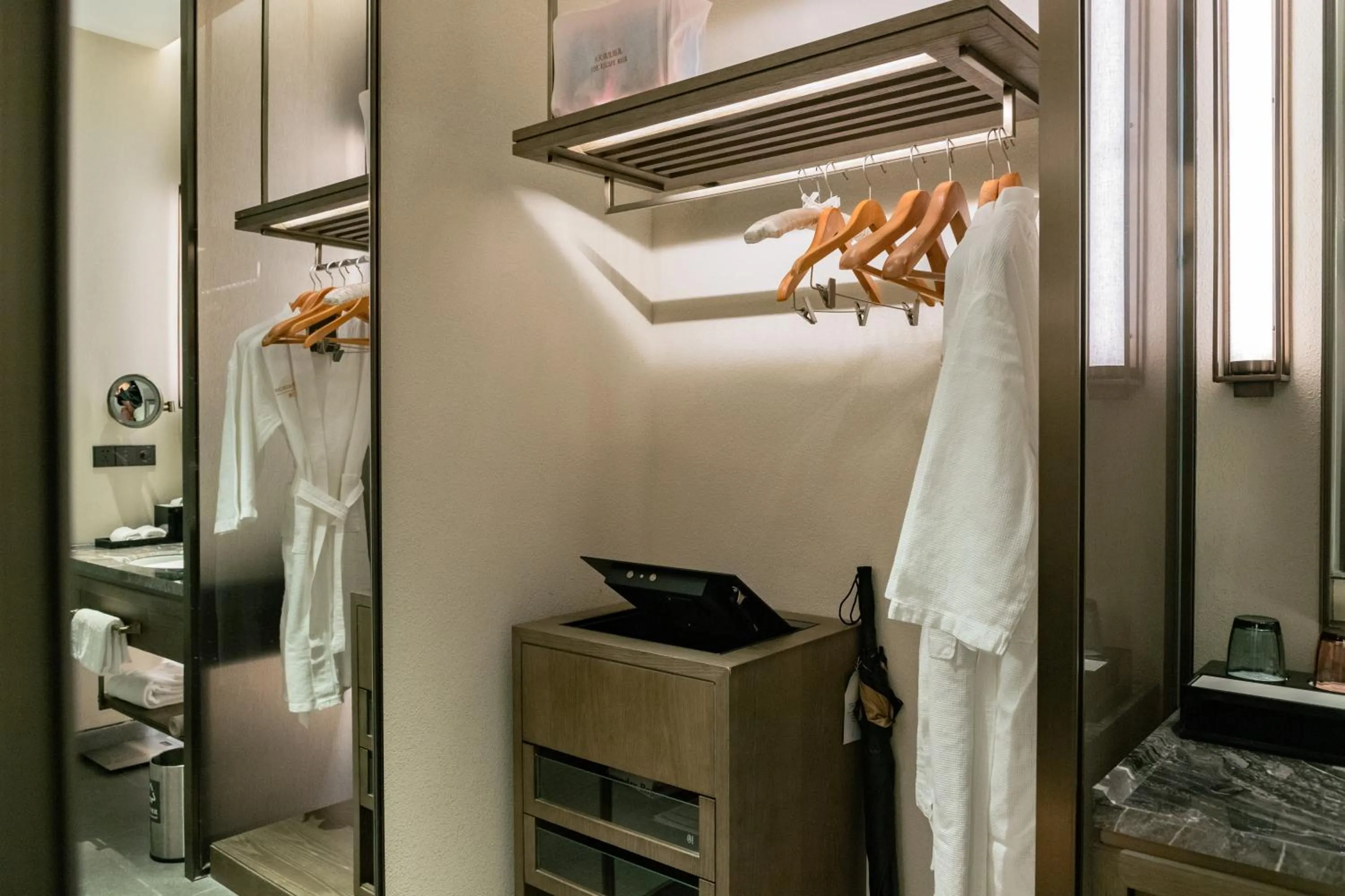 Toilet, Bed in Steigenberger Hotel Chongqing