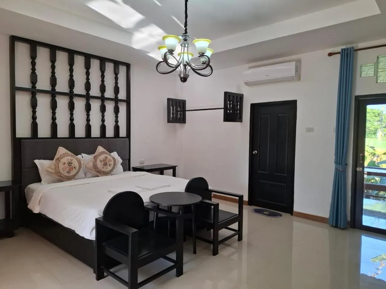 Bed in Vang Vieng Romantic Resort