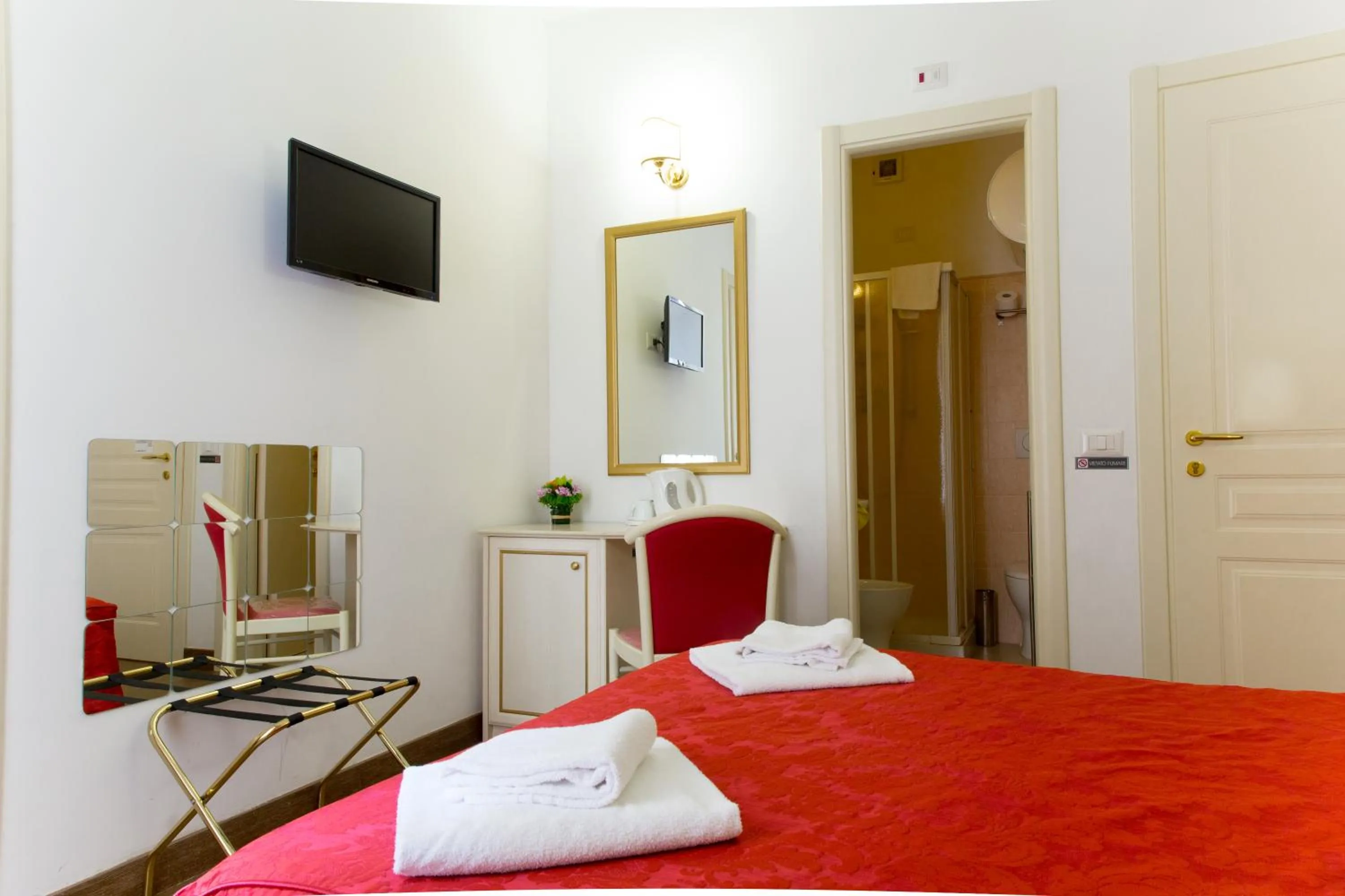 Photo of the whole room, Bed in Best Suites Pantheon