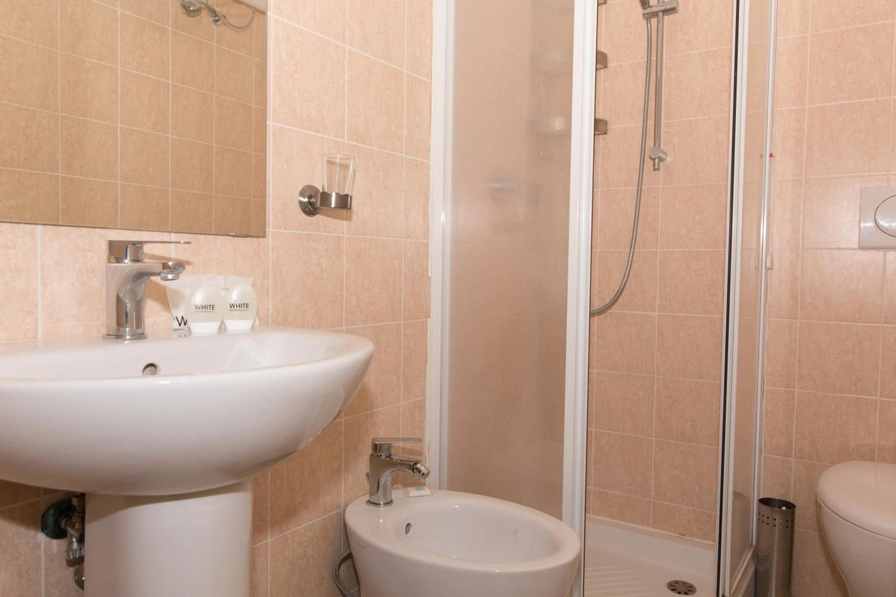 Shower in Best Suites Pantheon