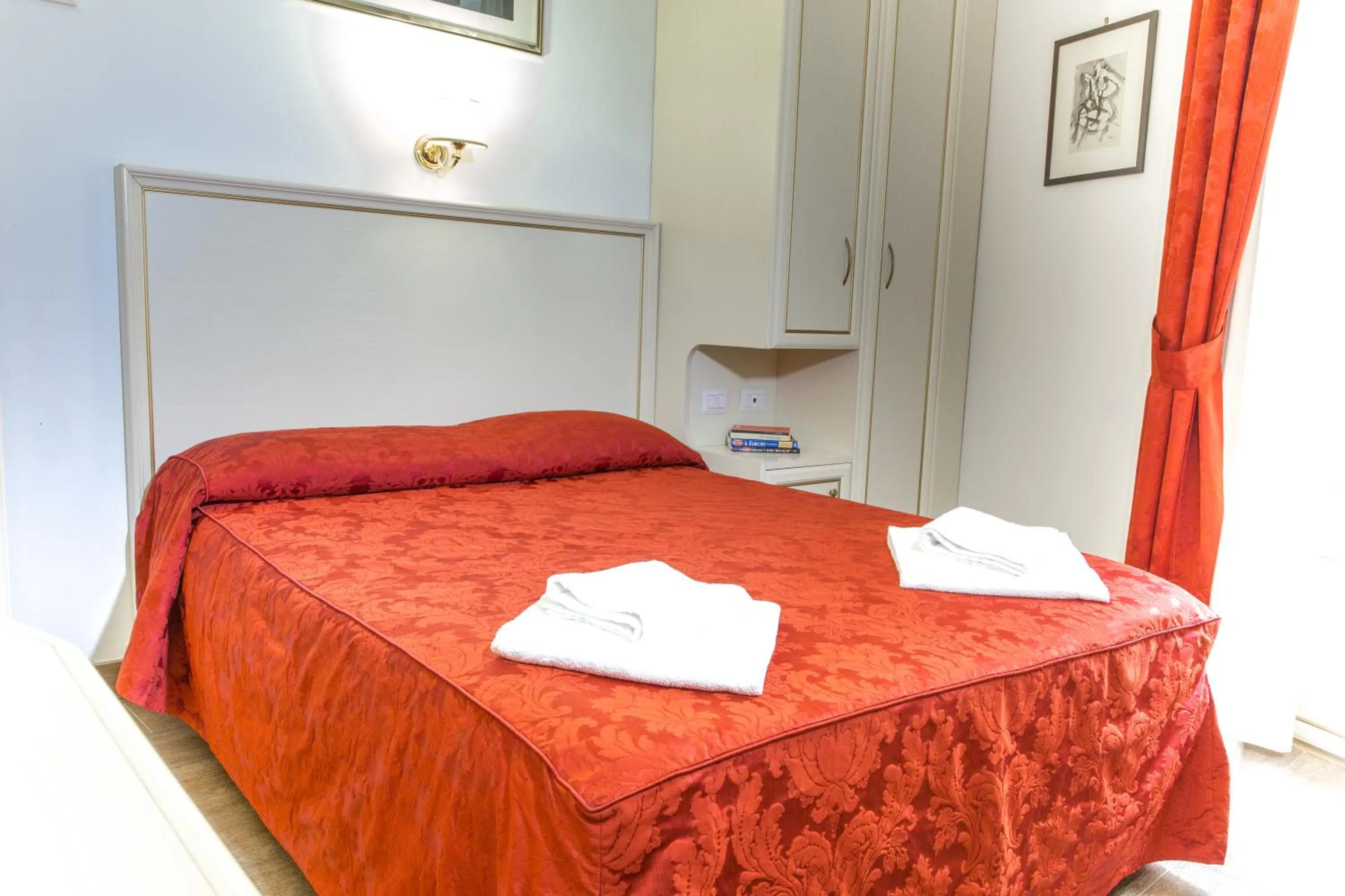 Photo of the whole room, Bed in Best Suites Pantheon
