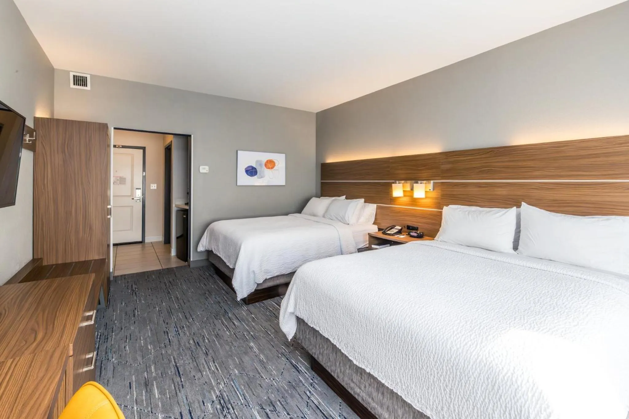 Photo of the whole room, Bed in Holiday Inn Express & Suites Downtown Louisville by IHG