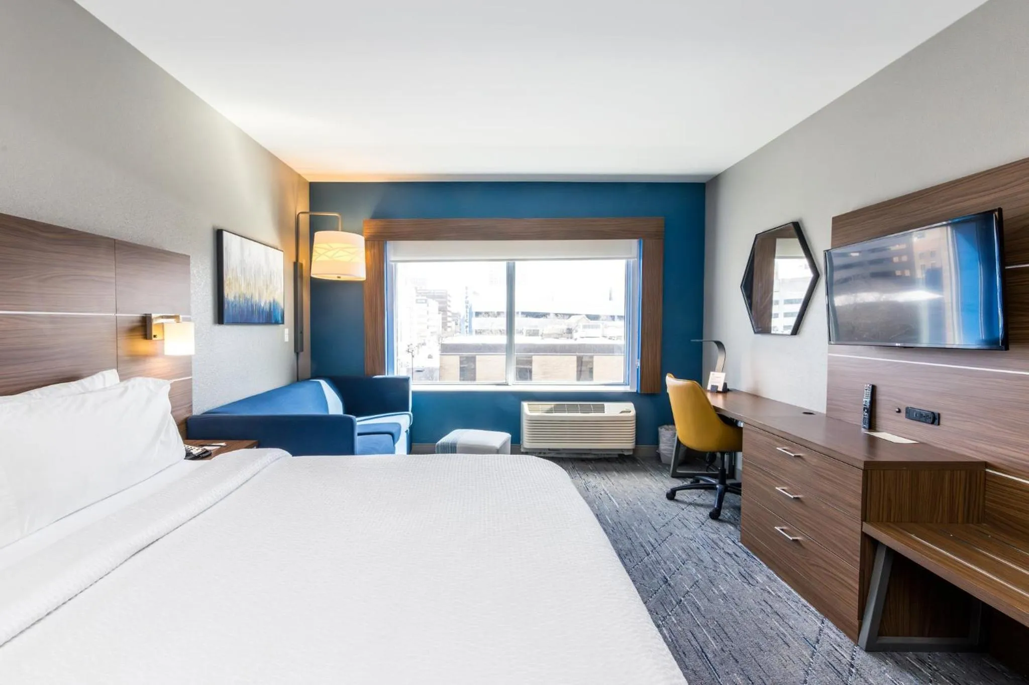 Photo of the whole room, Bed in Holiday Inn Express & Suites Downtown Louisville by IHG