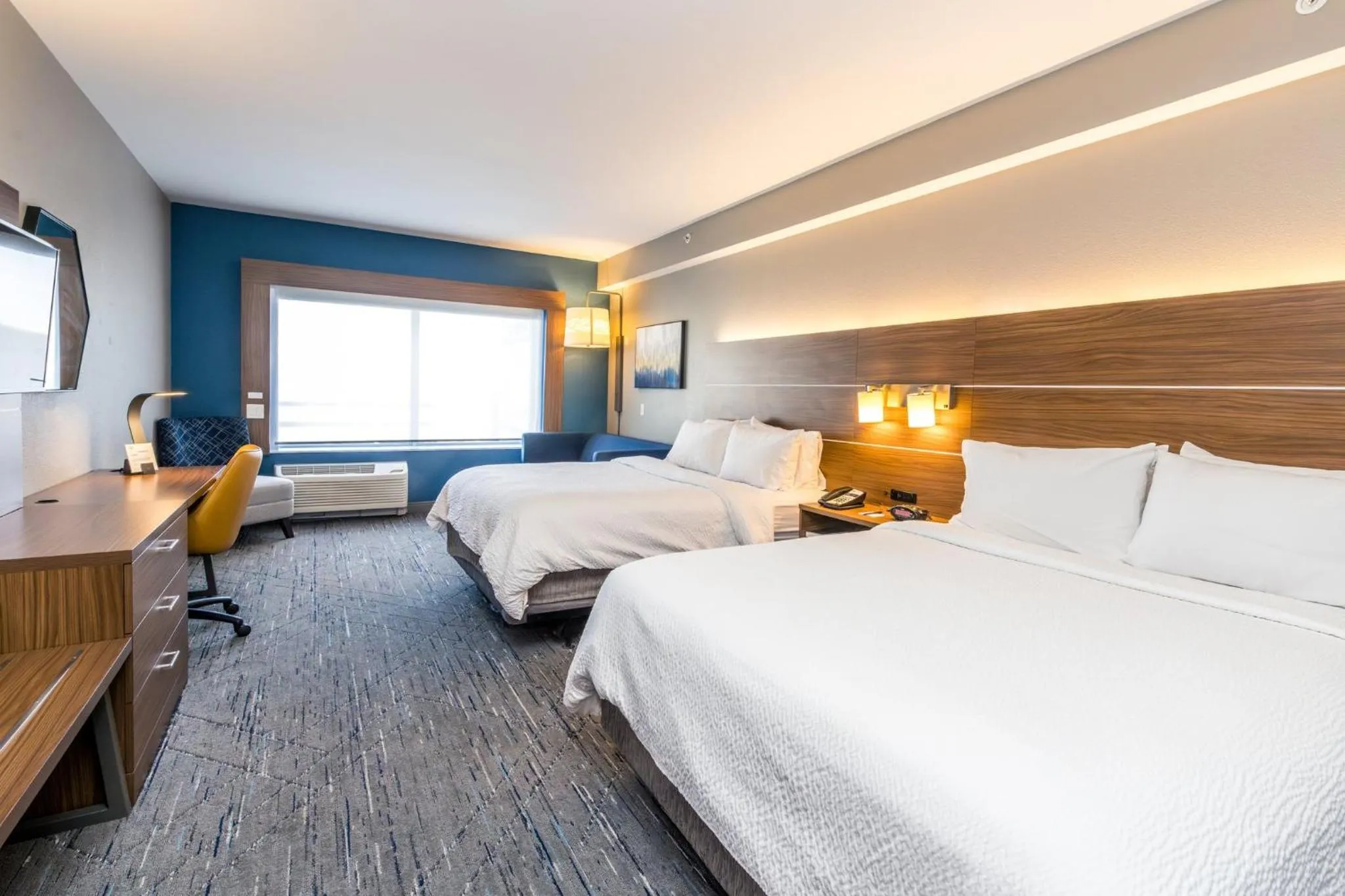 Photo of the whole room, Bed in Holiday Inn Express & Suites Downtown Louisville by IHG