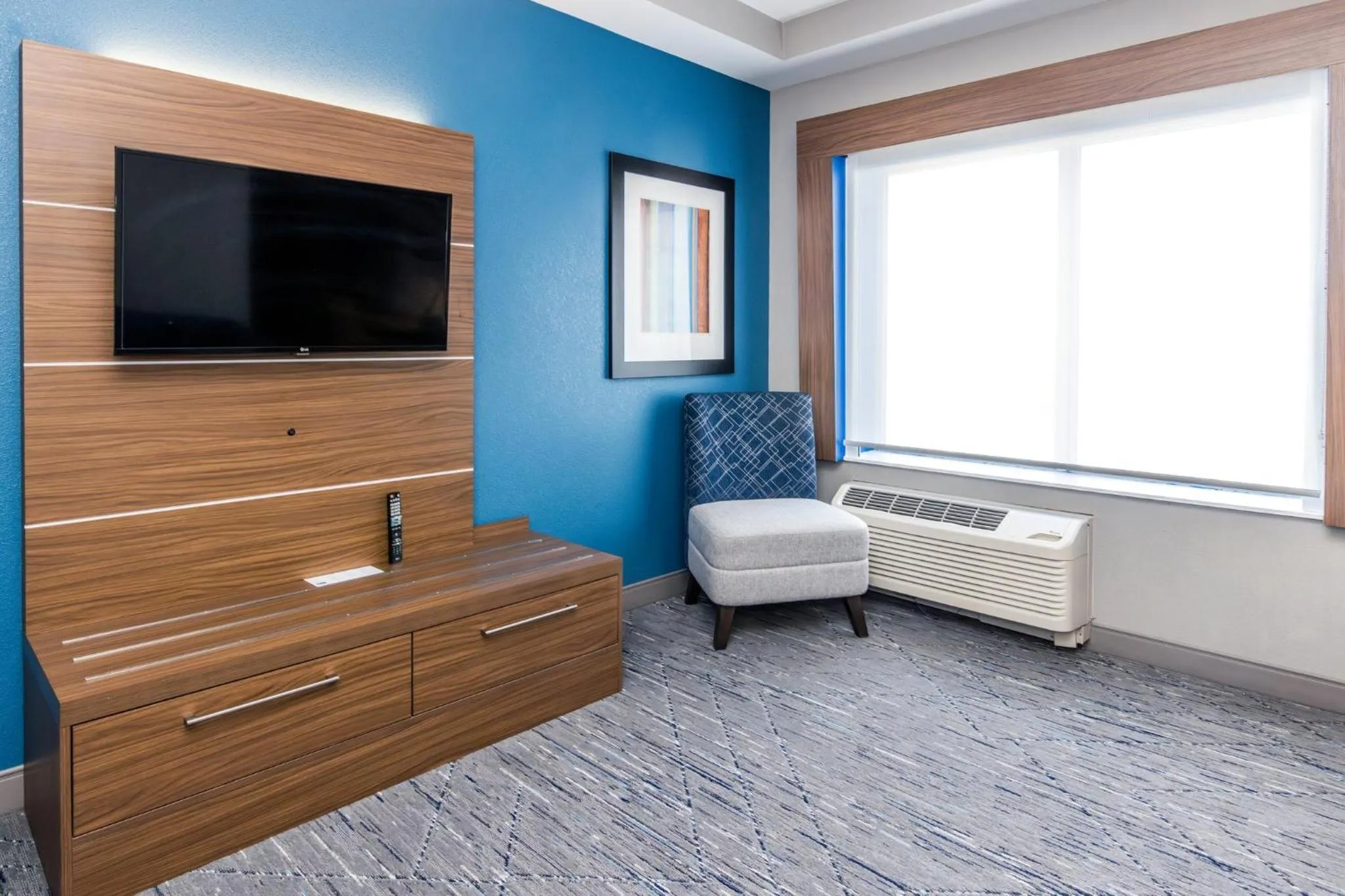 Bedroom in Holiday Inn Express & Suites Downtown Louisville by IHG
