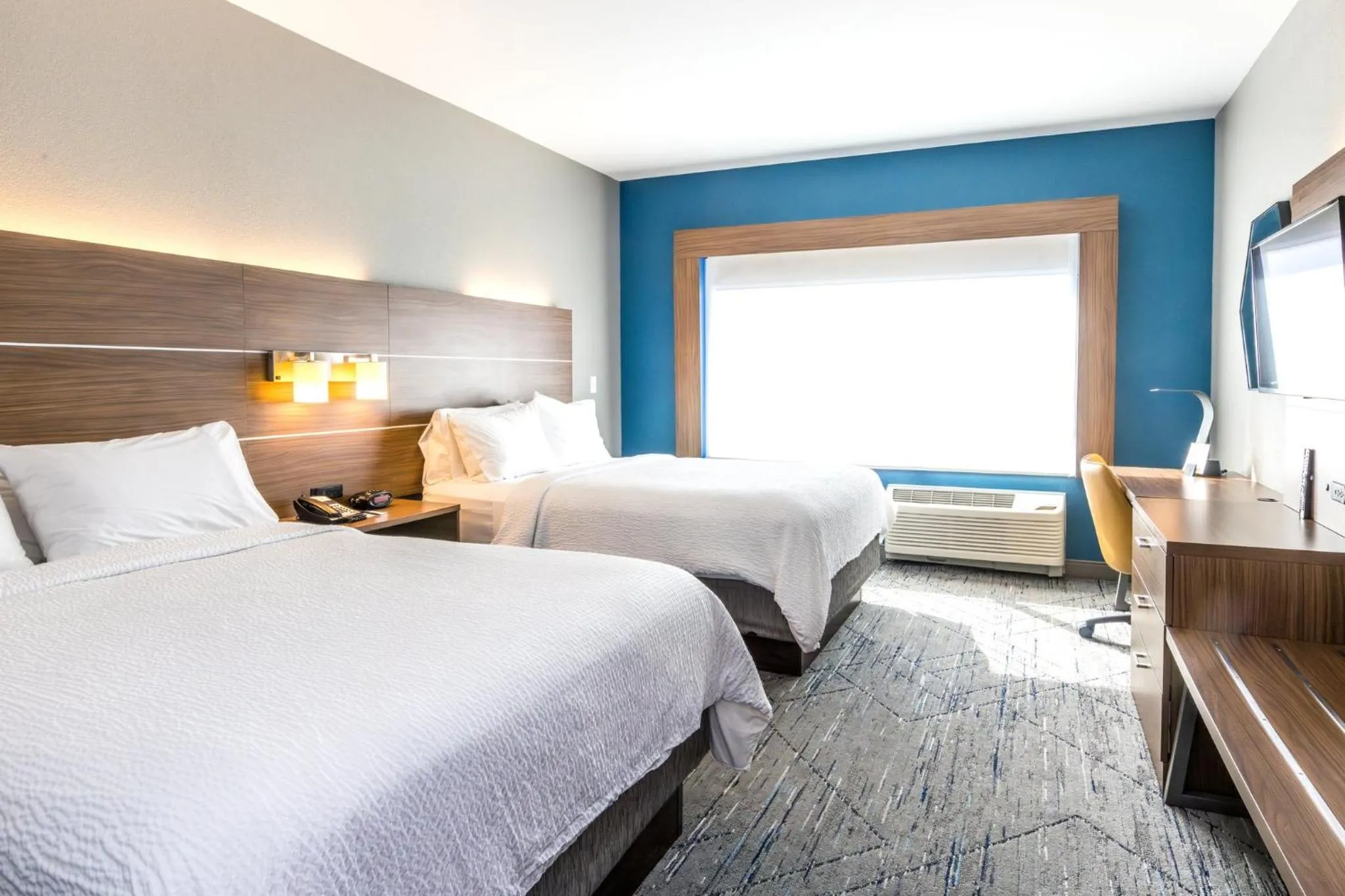 Photo of the whole room, Bed in Holiday Inn Express & Suites Downtown Louisville by IHG