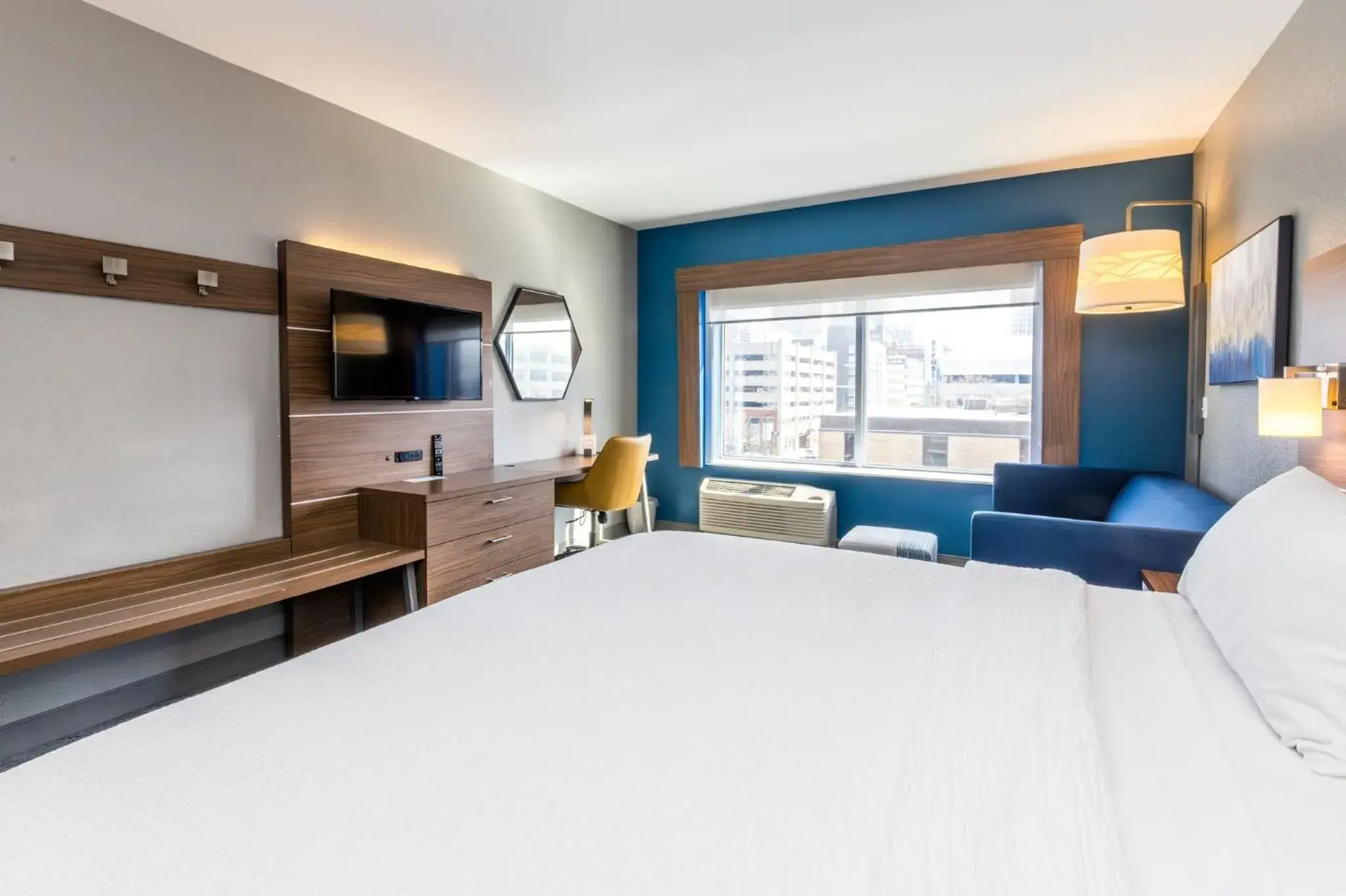 Standard King Room in Holiday Inn Express & Suites Downtown Louisville by IHG Standard King Room in Holiday Inn Express & Suites Downtown Louisville by IHG