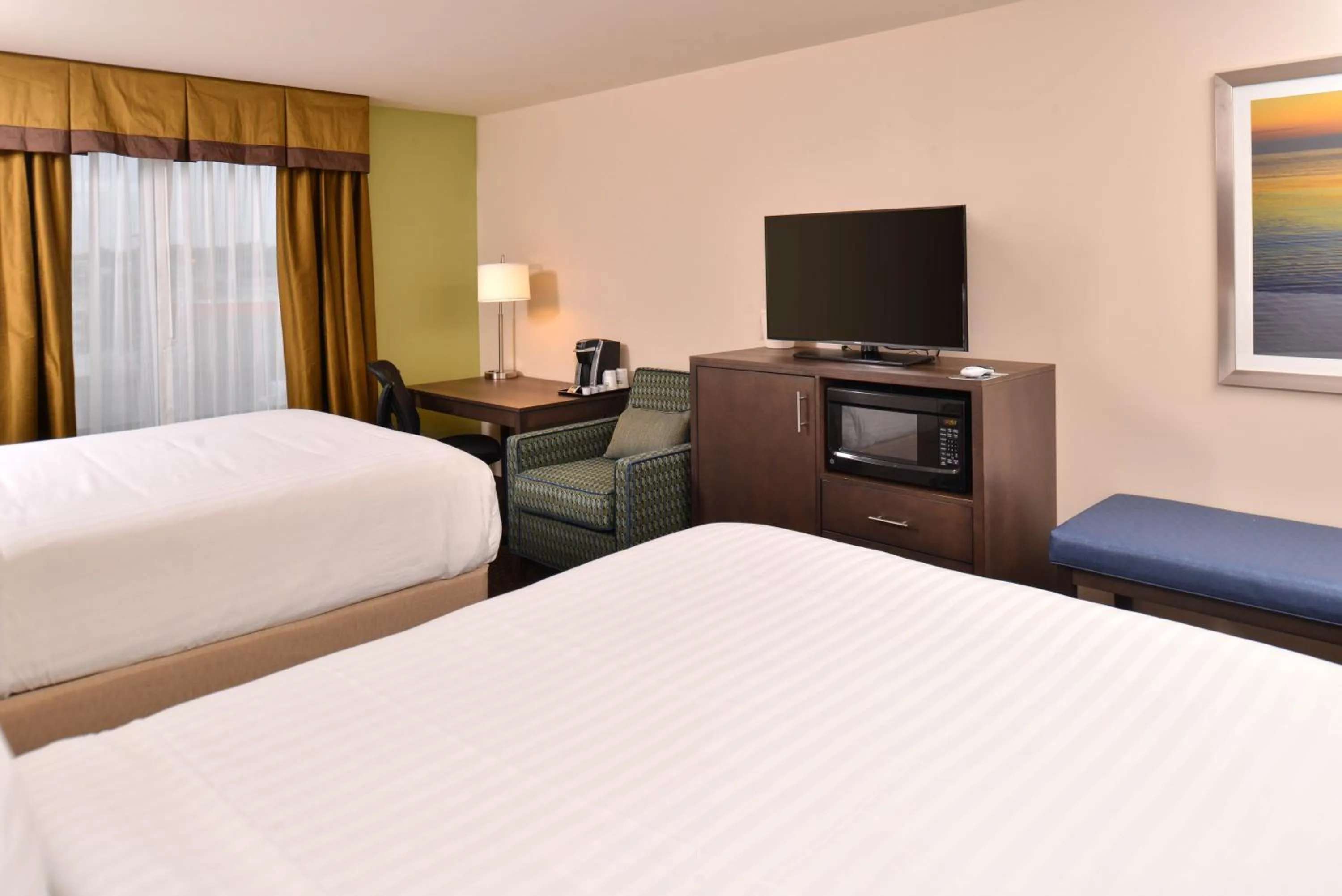 Photo of the whole room, Bed in Holiday Inn Express & Suites Dearborn SW - Detroit Area by IHG