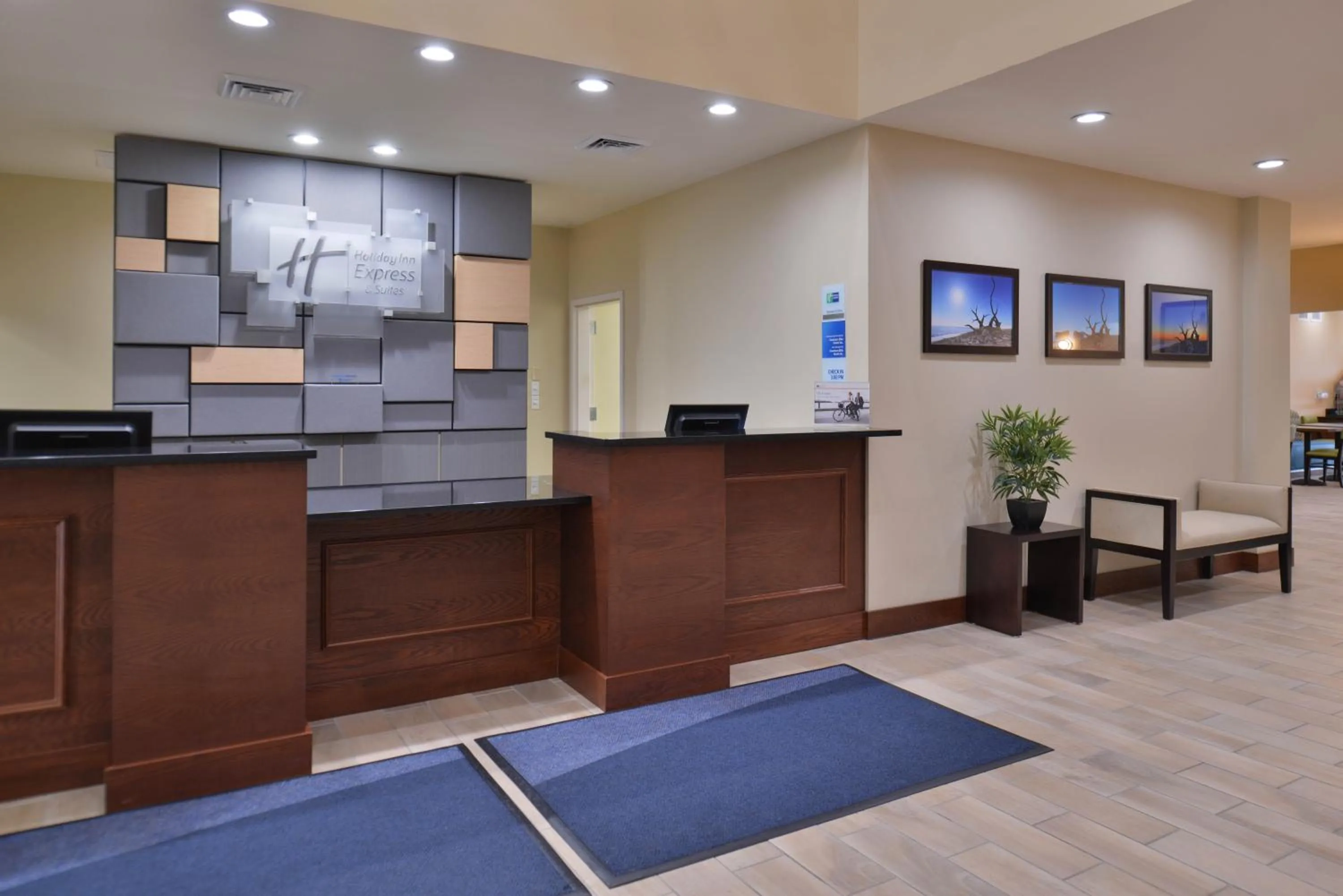 Lobby or reception in Holiday Inn Express & Suites Dearborn SW - Detroit Area by IHG
