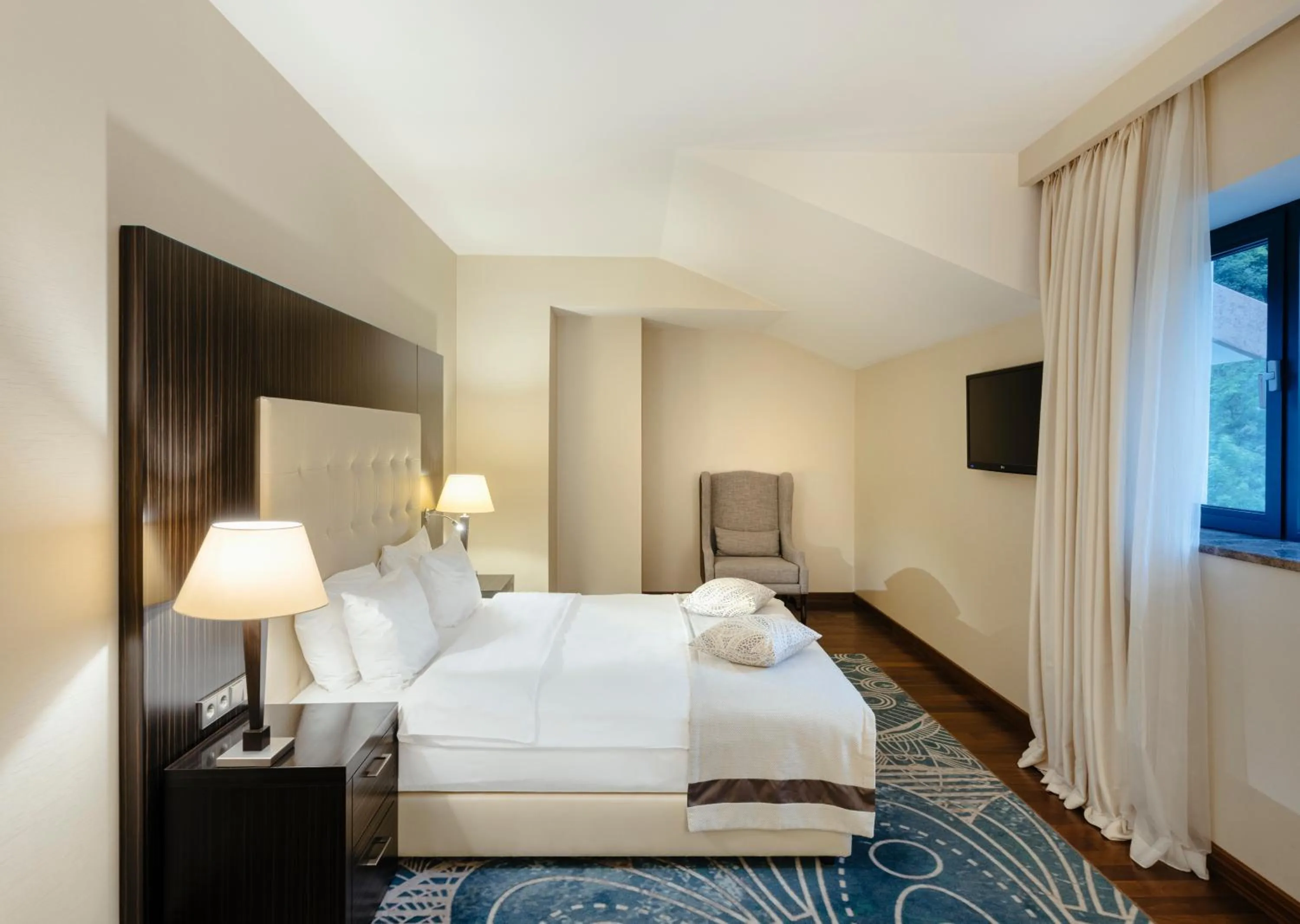 Bedroom, Bed in Crowne Plaza - Borjomi by IHG