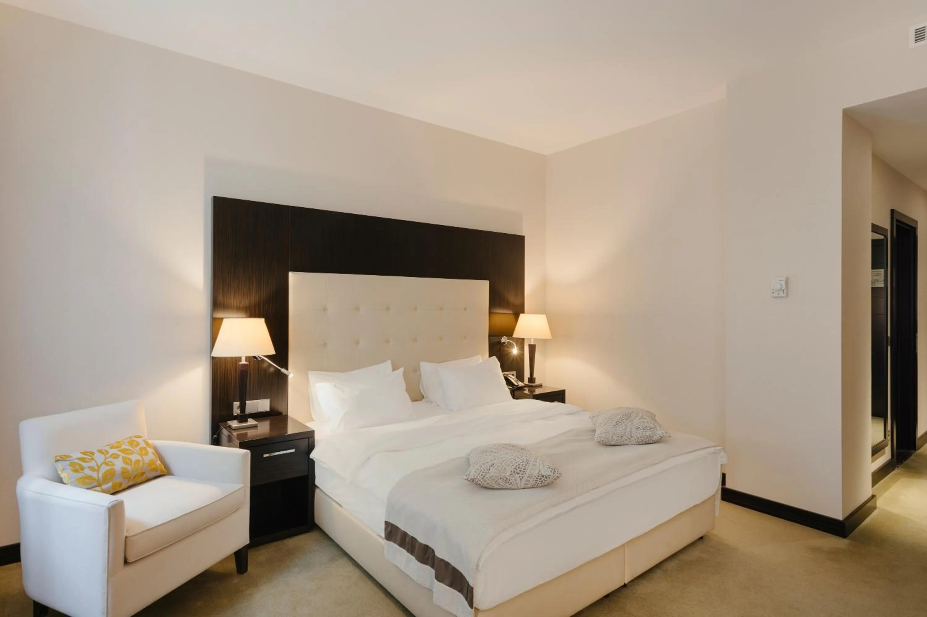 Bedroom, Bed in Crowne Plaza - Borjomi by IHG