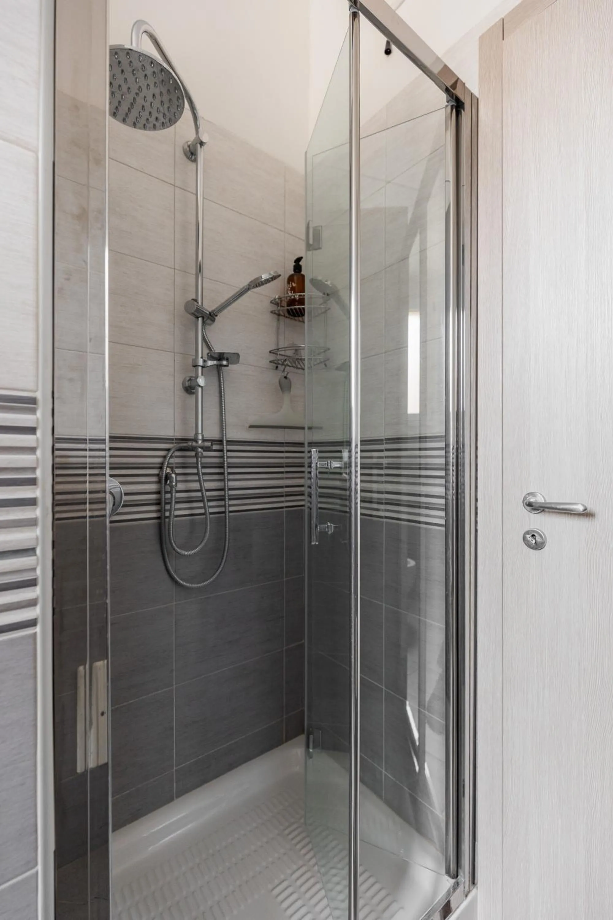 Shower in Bologna Suite