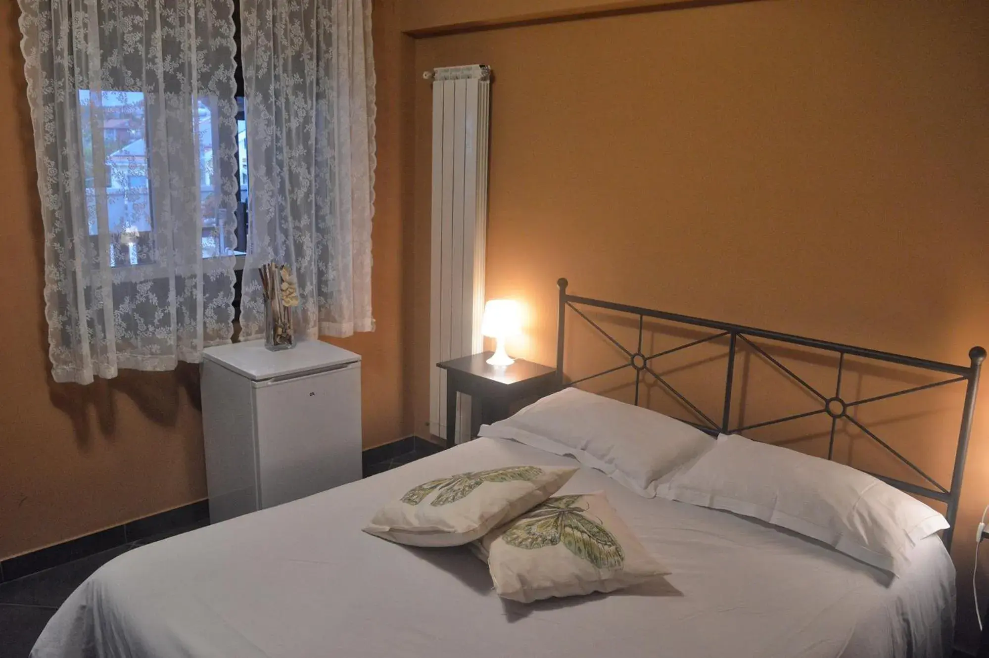 Triple Room with Private Bathroom - single occupancy in B&B Terrazza dell'Etna Triple Room with Private Bathroom - single occupancy in B&B Terrazza dell'Etna