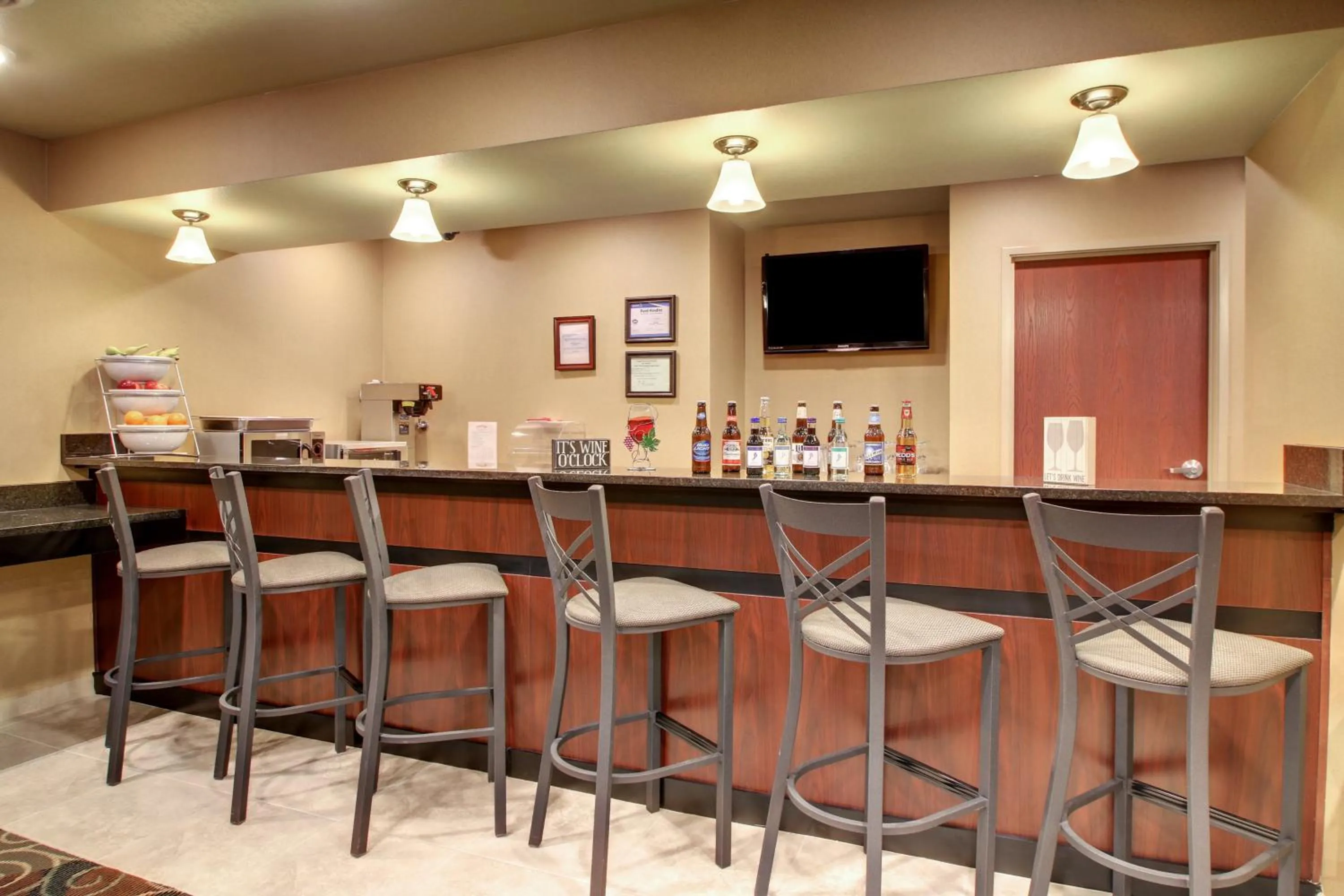 Lounge or bar in Castle Rock Inn & Suites - Quinter