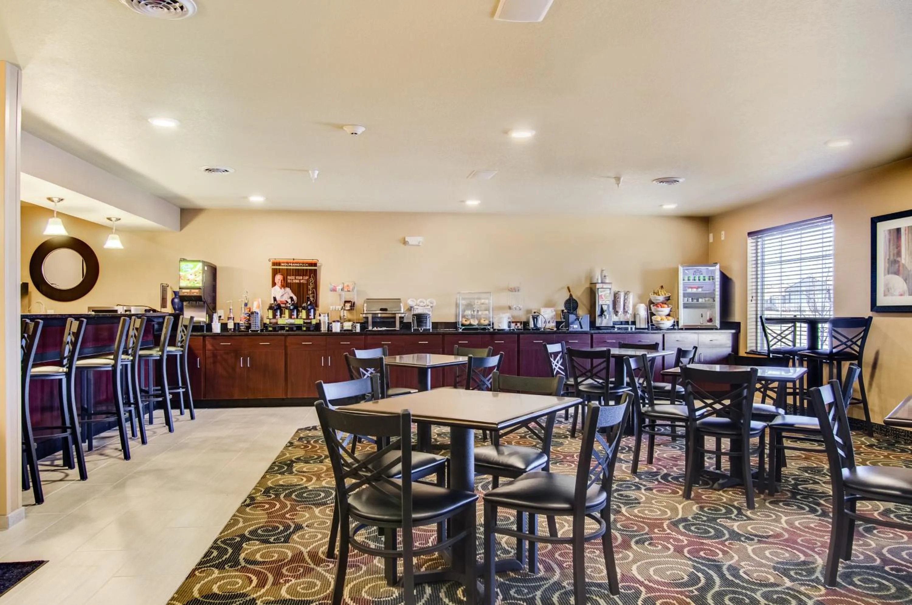 American breakfast in Castle Rock Inn & Suites - Quinter