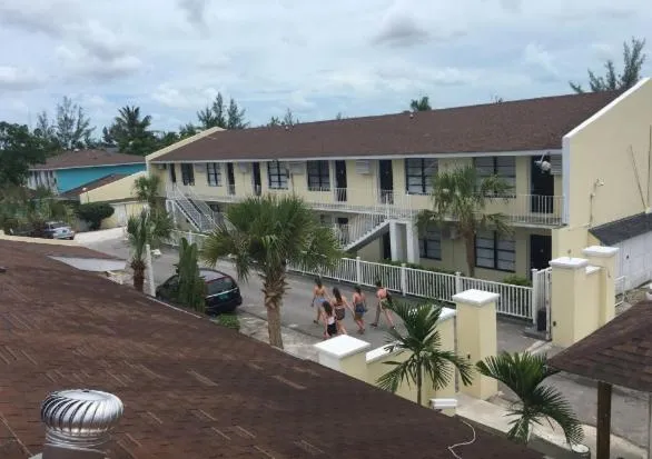 Colony Club Inn & Suites