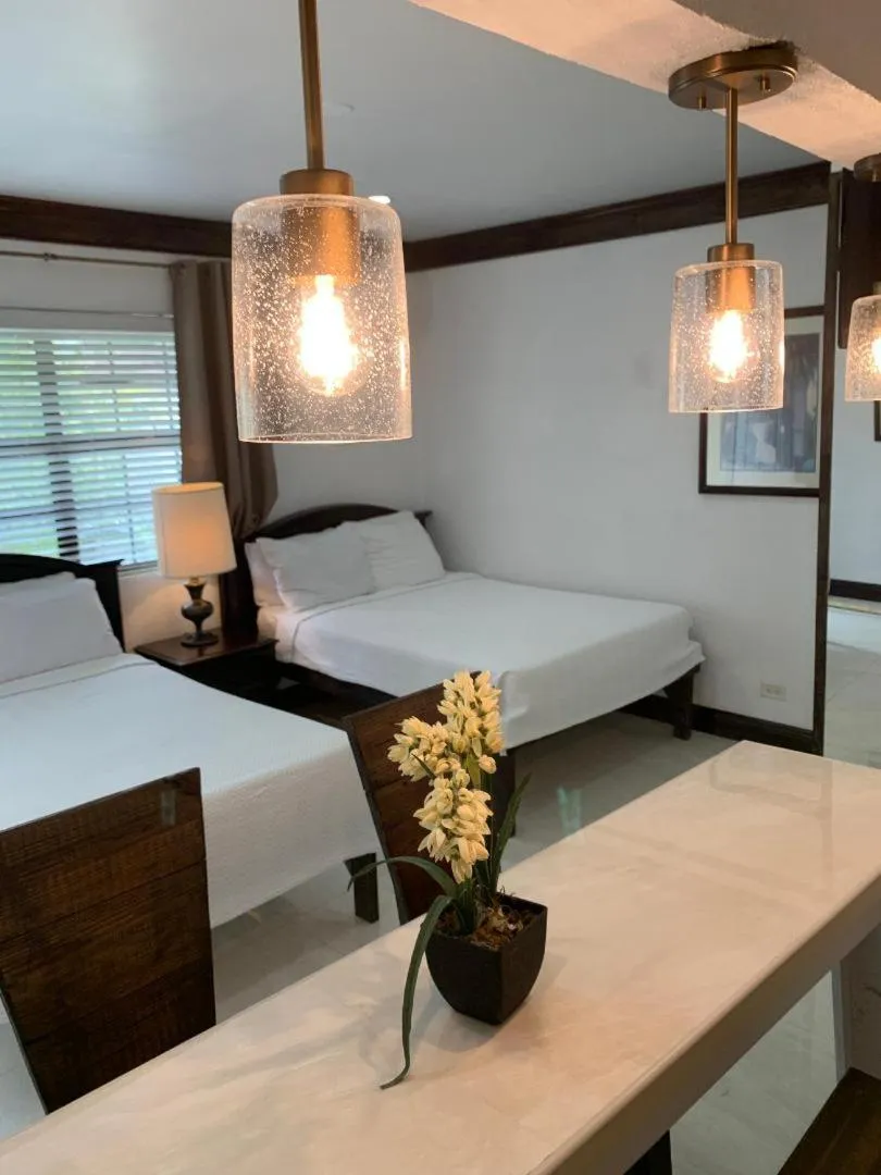 Shower, Bed in Colony Club Inn & Suites