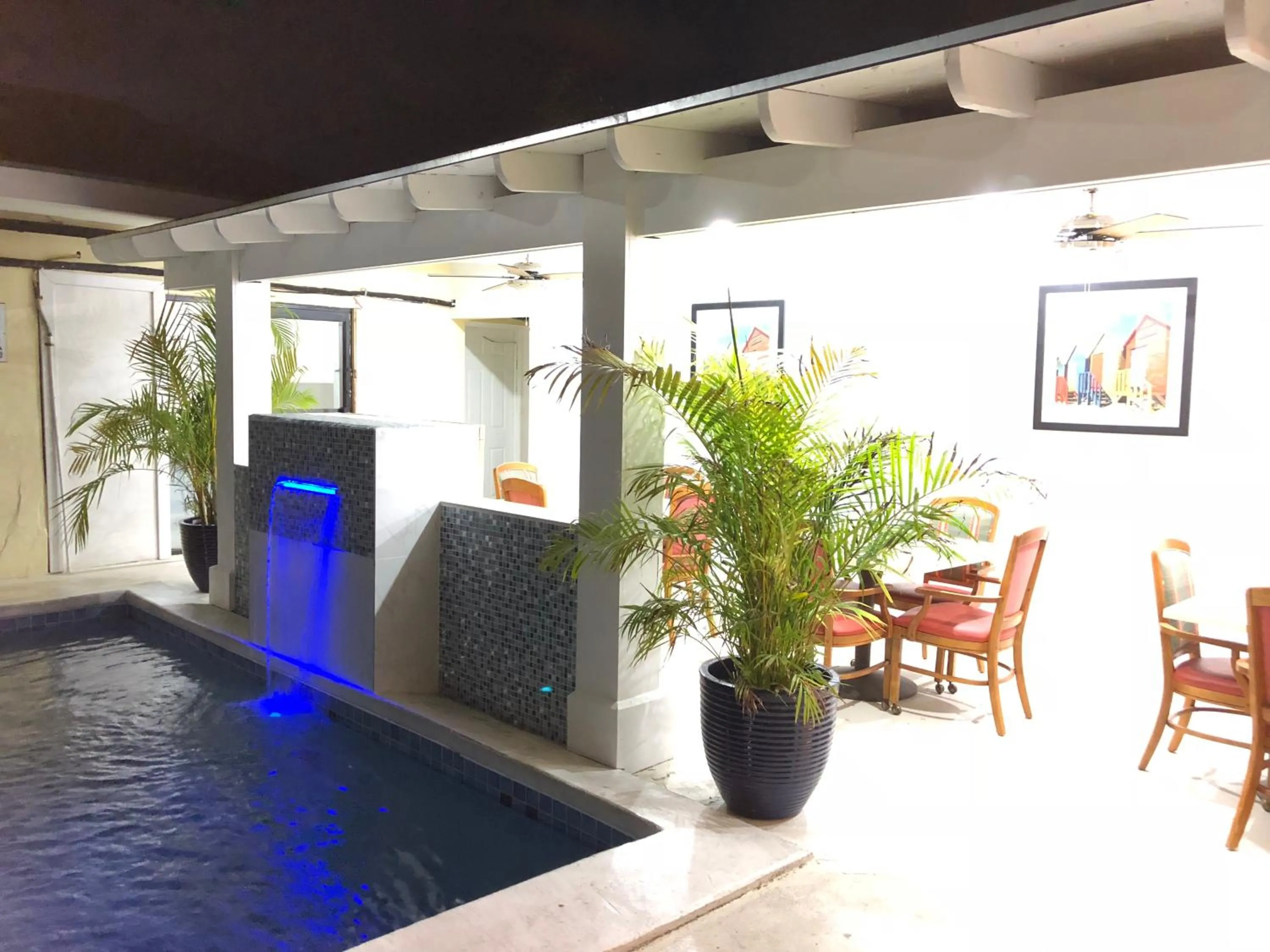 Colony Club Inn & Suites