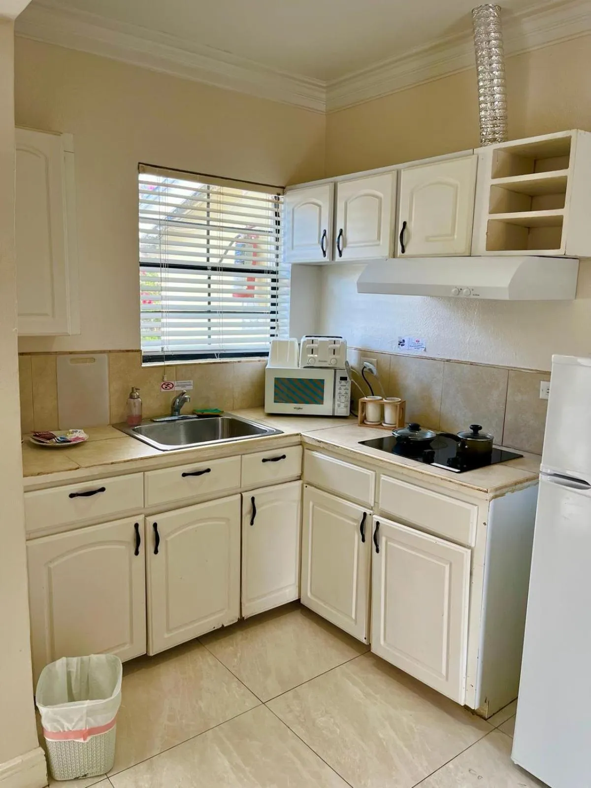 Kitchen or kitchenette in Colony Club Inn & Suites