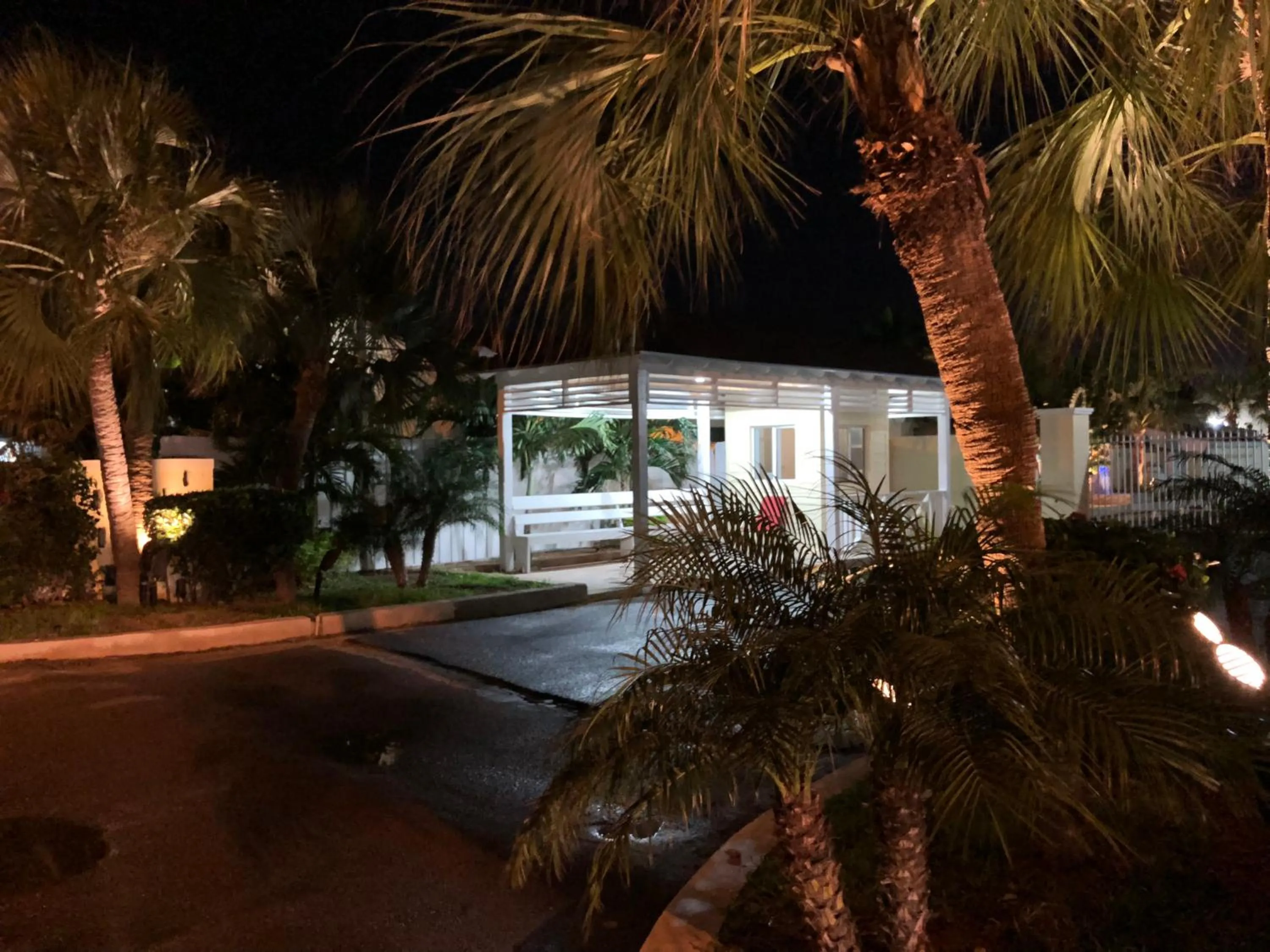 Colony Club Inn & Suites