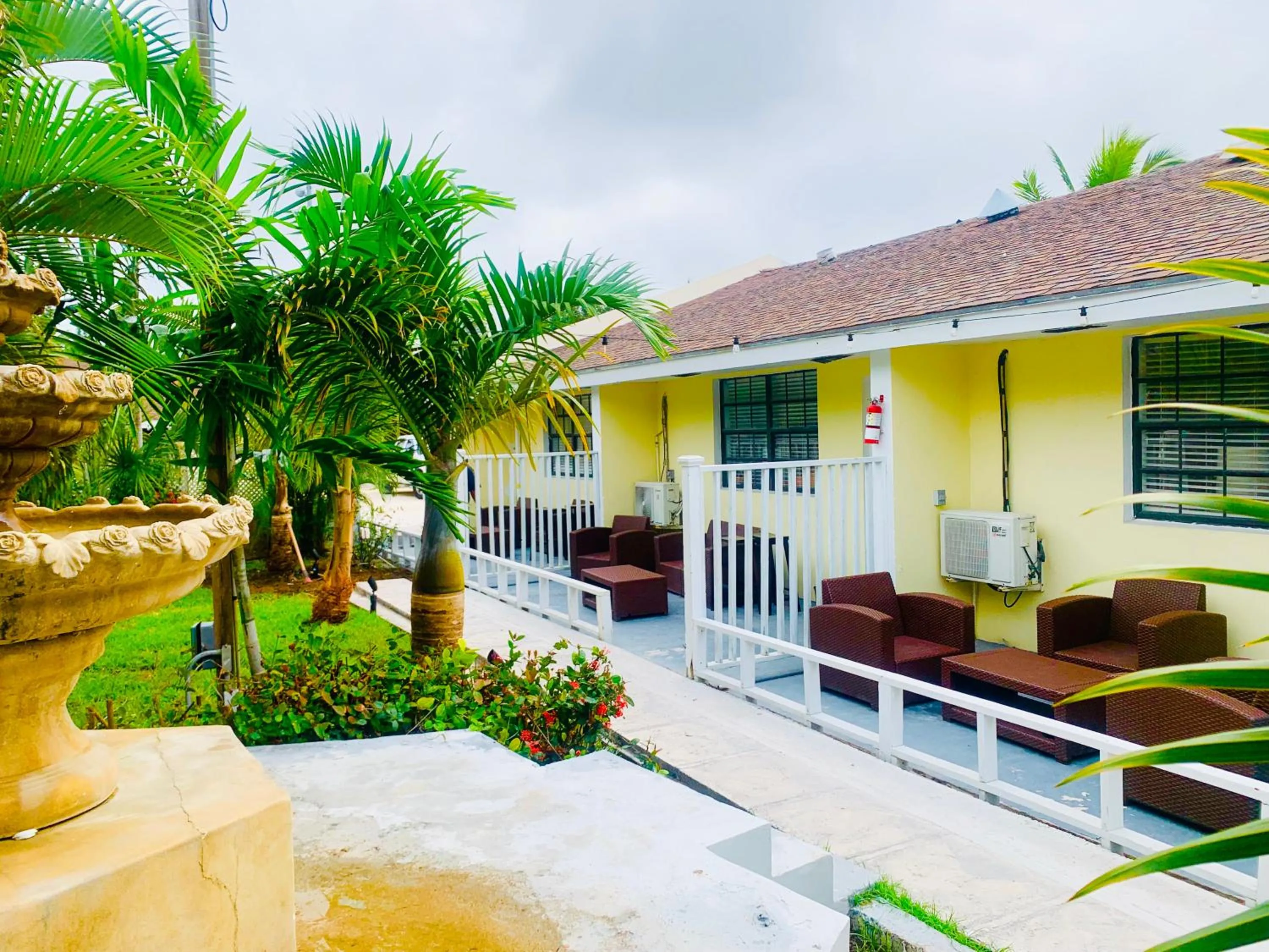 Patio in Colony Club Inn & Suites