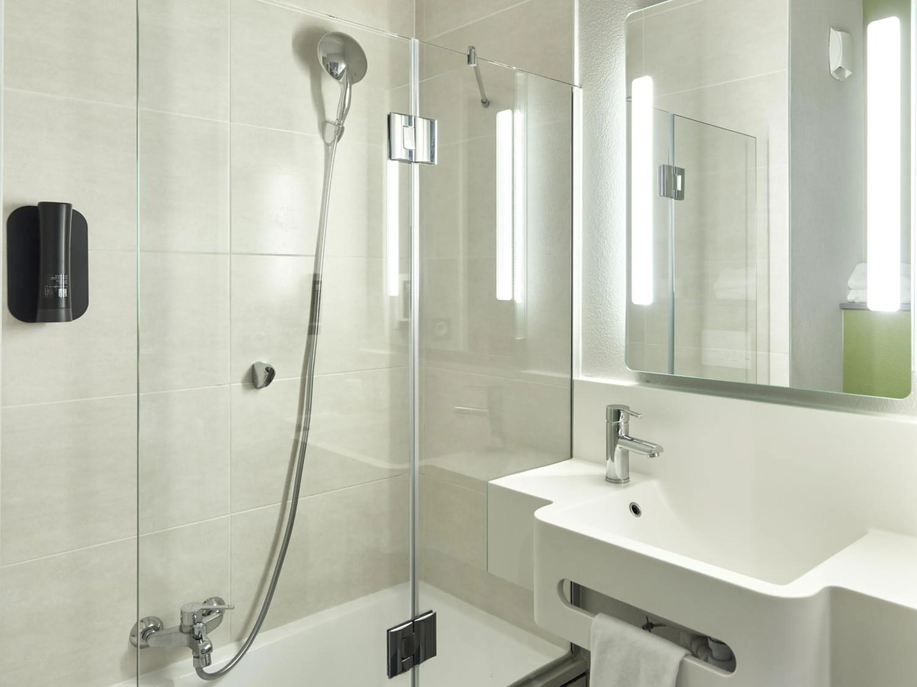 Bathroom in B&B HOTEL près de Disneyland Paris