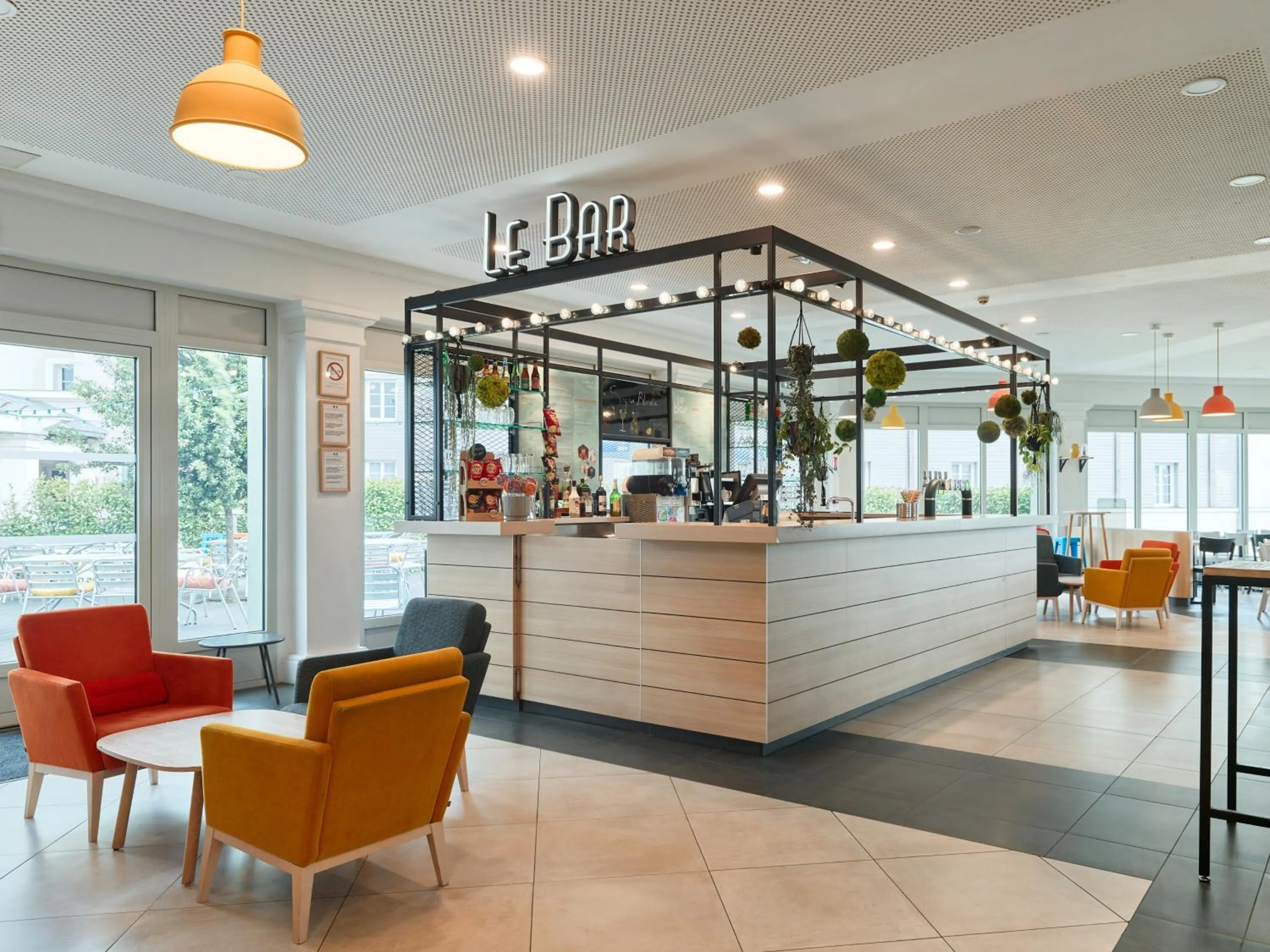 Lounge or bar in B&B HOTEL près de Disneyland Paris