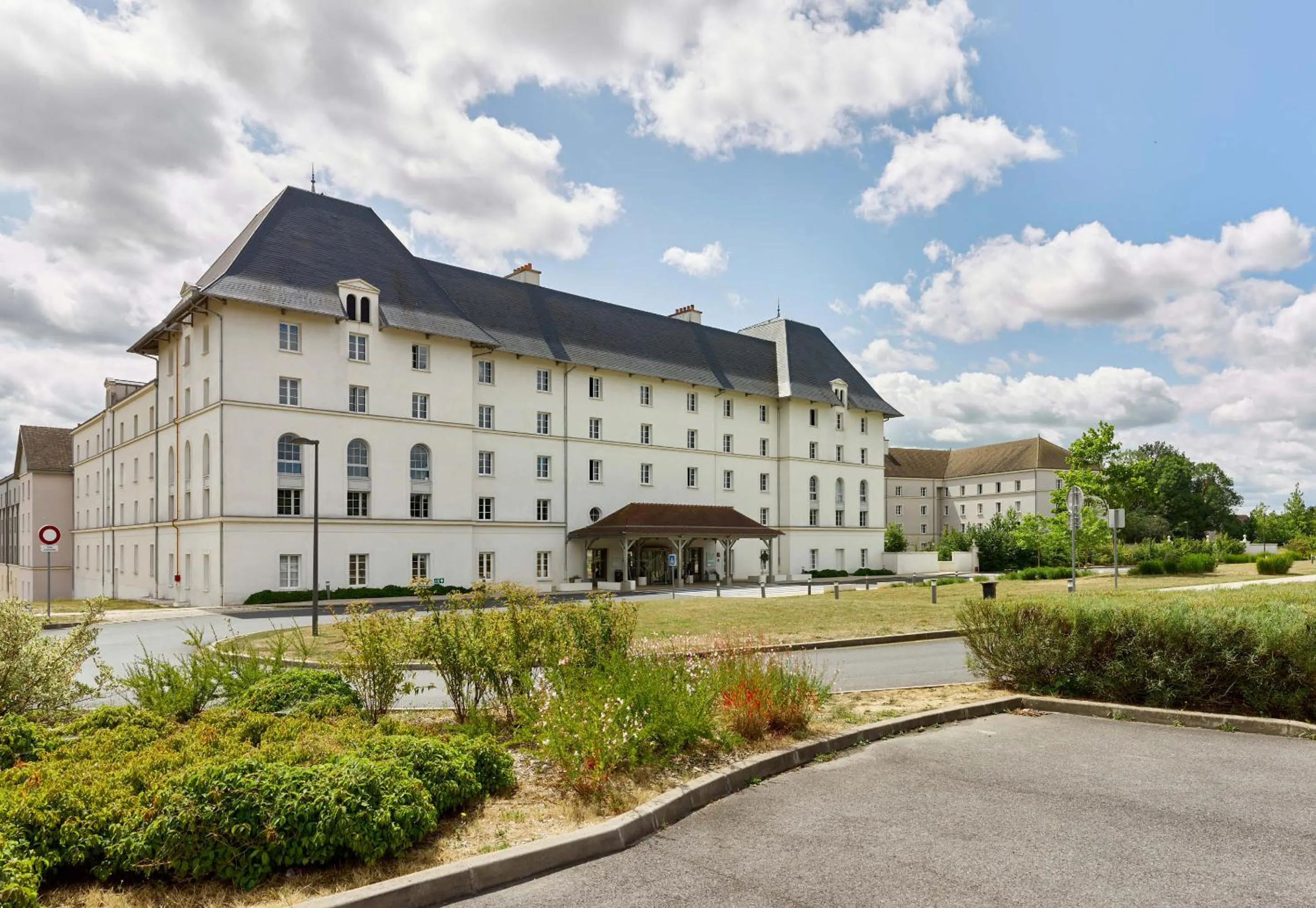 Property building in B&B HOTEL près de Disneyland Paris