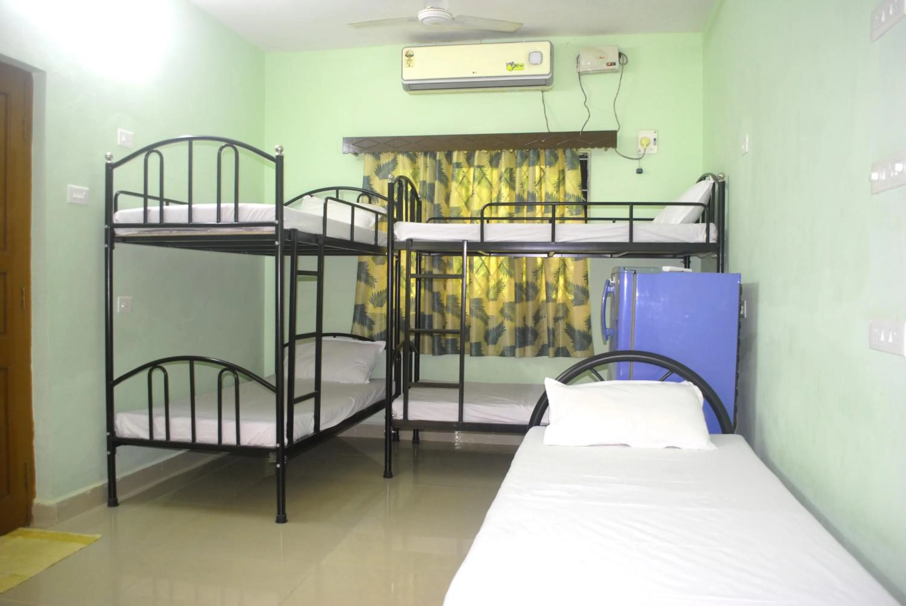 bunk bed, Bed in Joe And Marietta's Guesthouse