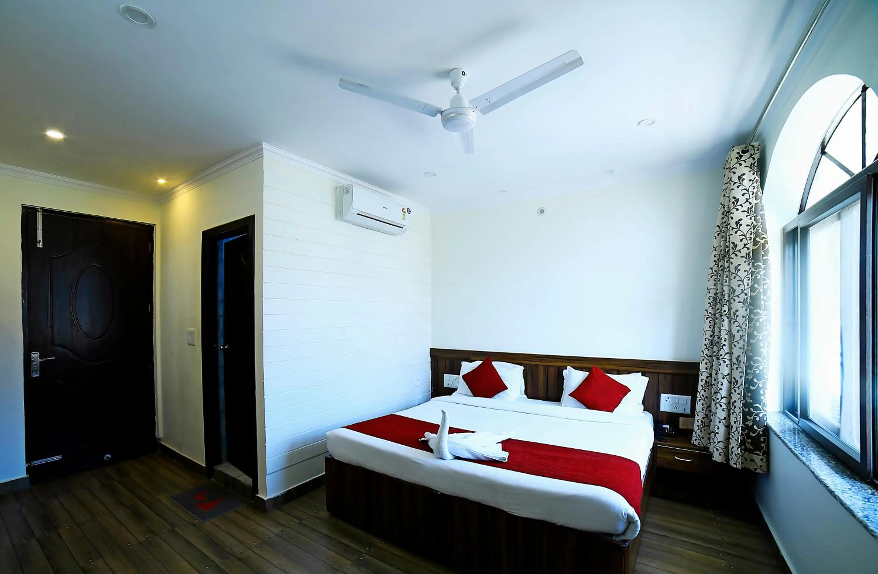 Photo of the whole room, Bed in Vedas Tapovan