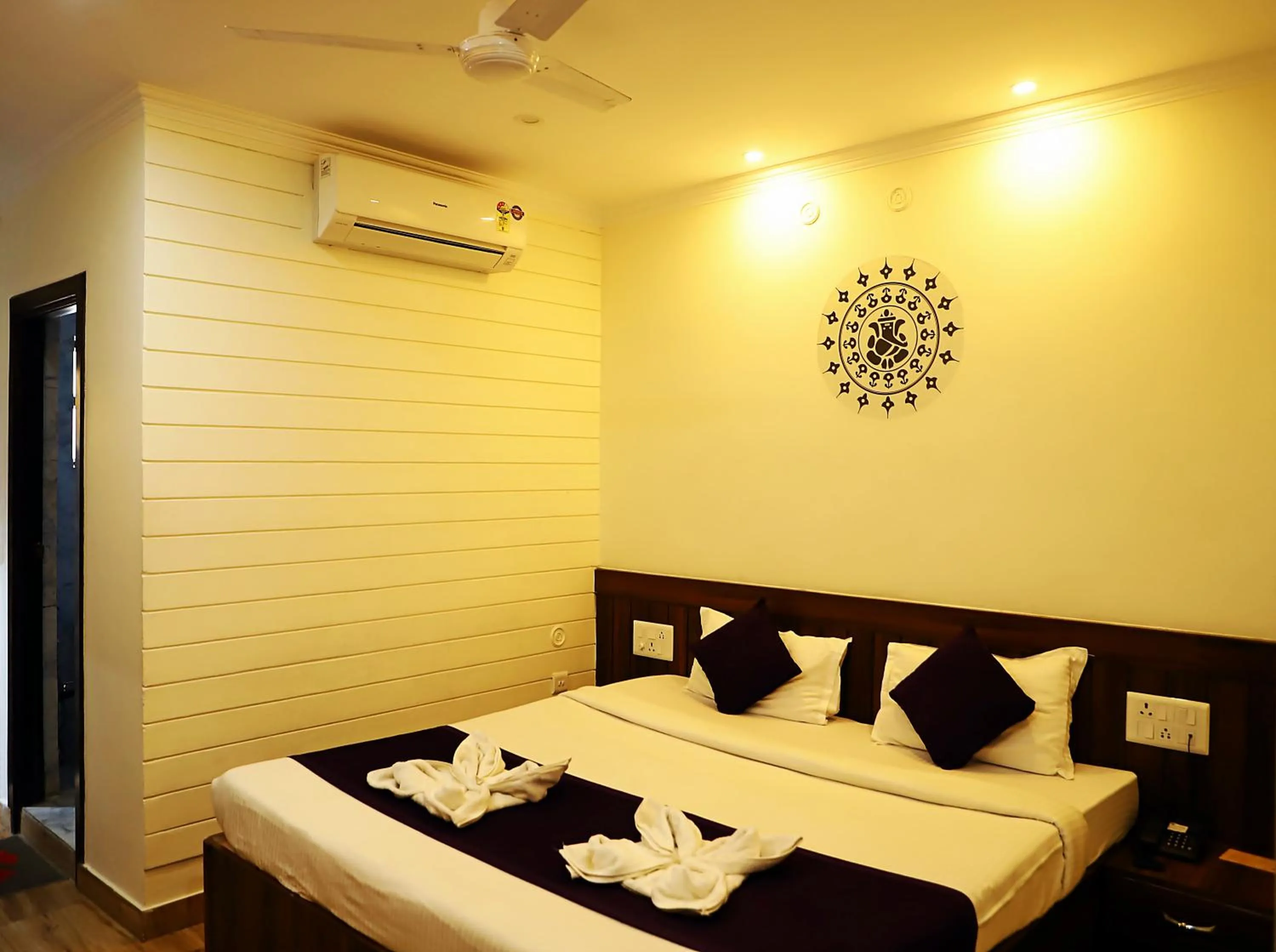 Photo of the whole room, Bed in Vedas Tapovan