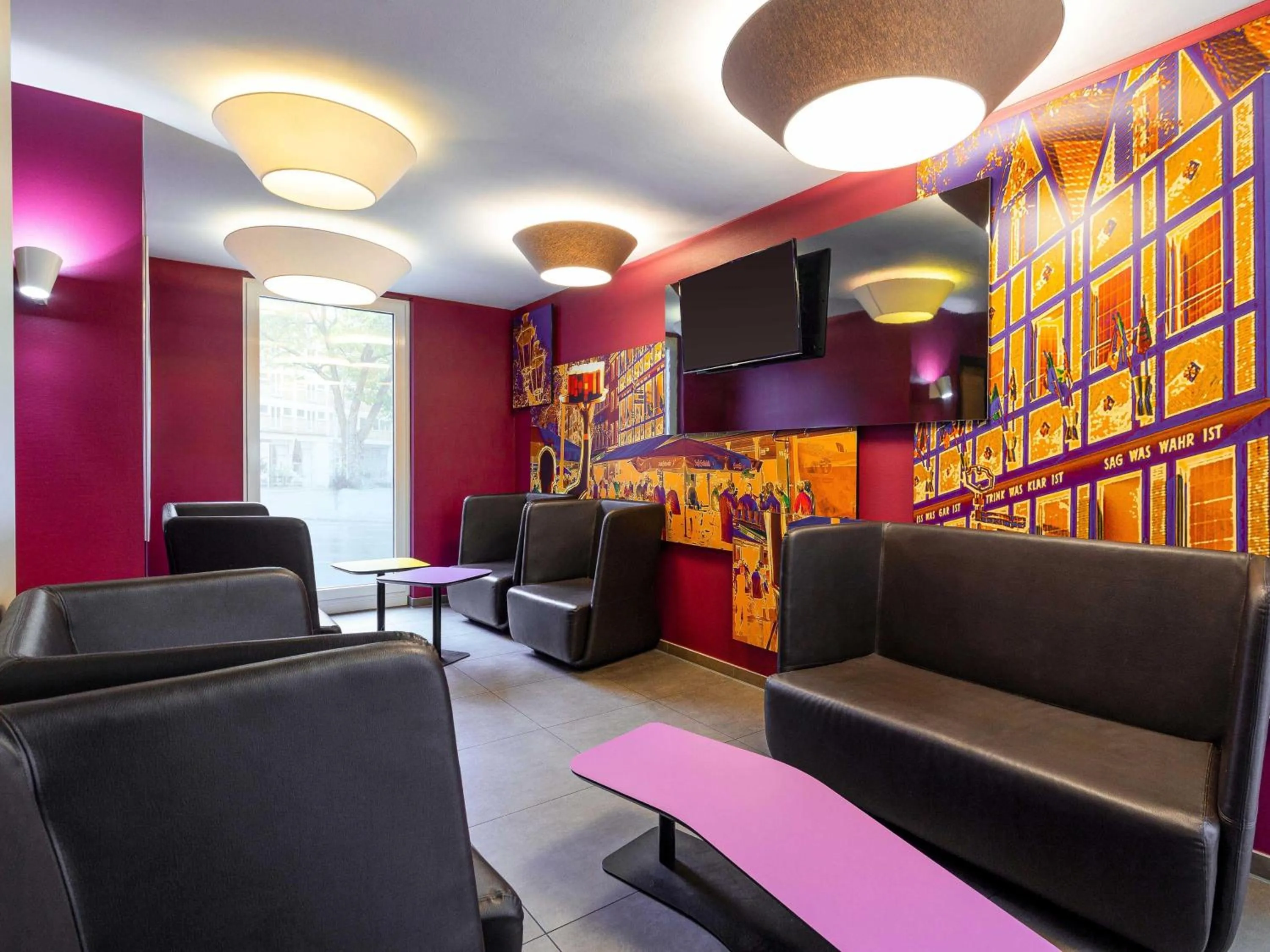 Lobby or reception in B&B Hotel Düsseldorf-City