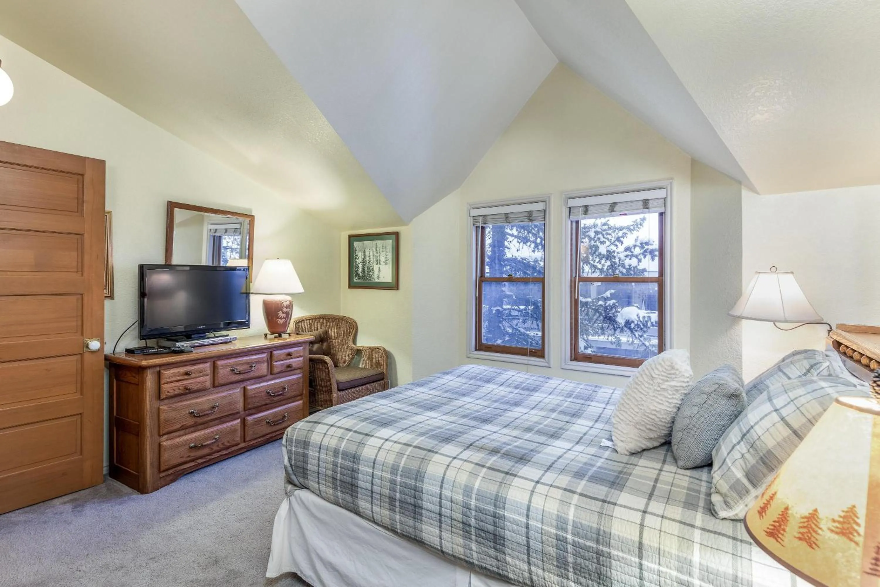 Bed in 14th Street Townhouses #2