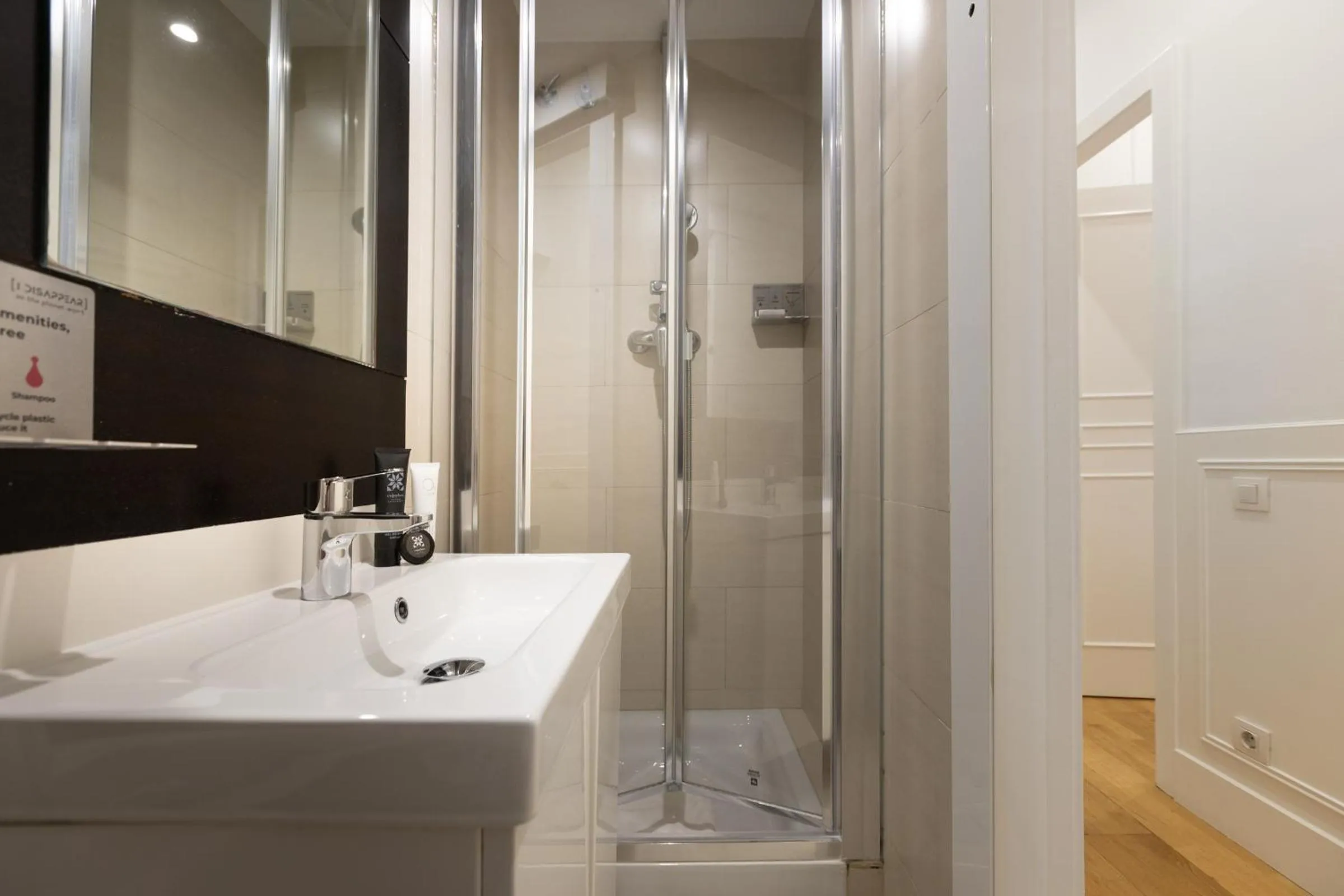 Shower in Enjoybcn Coliseum Apartments