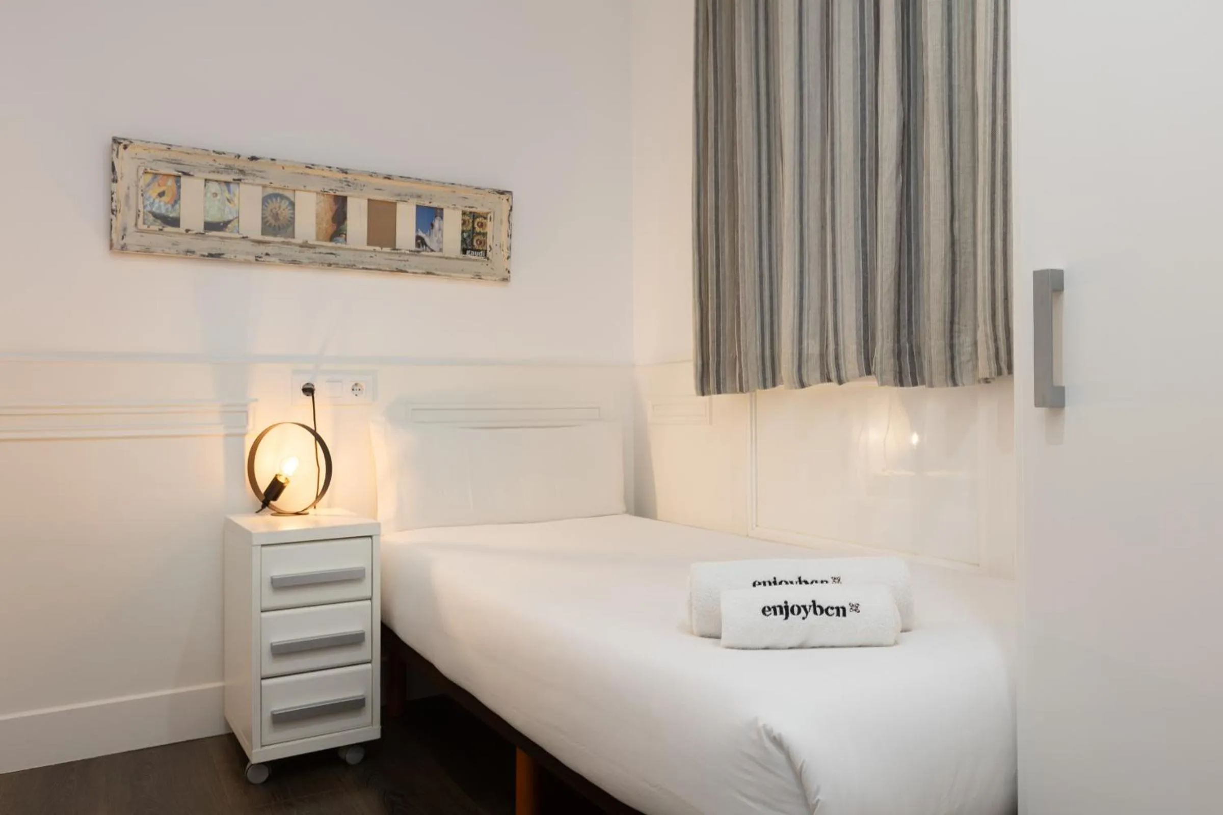 Bed in Enjoybcn Coliseum Apartments