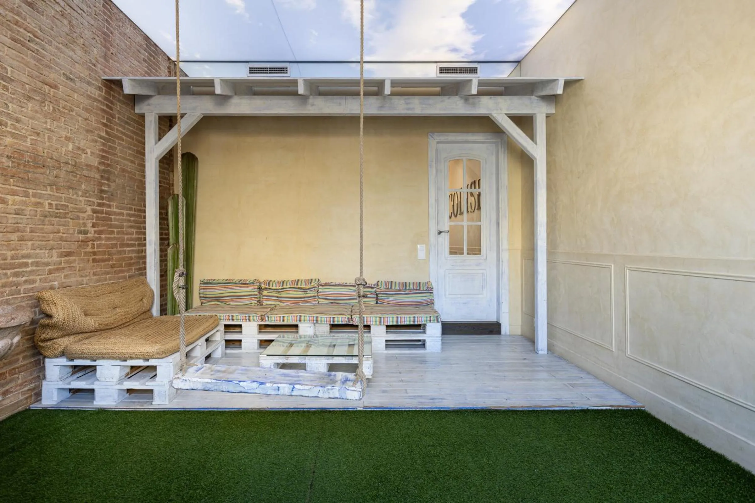 Living room in Enjoybcn Coliseum Apartments