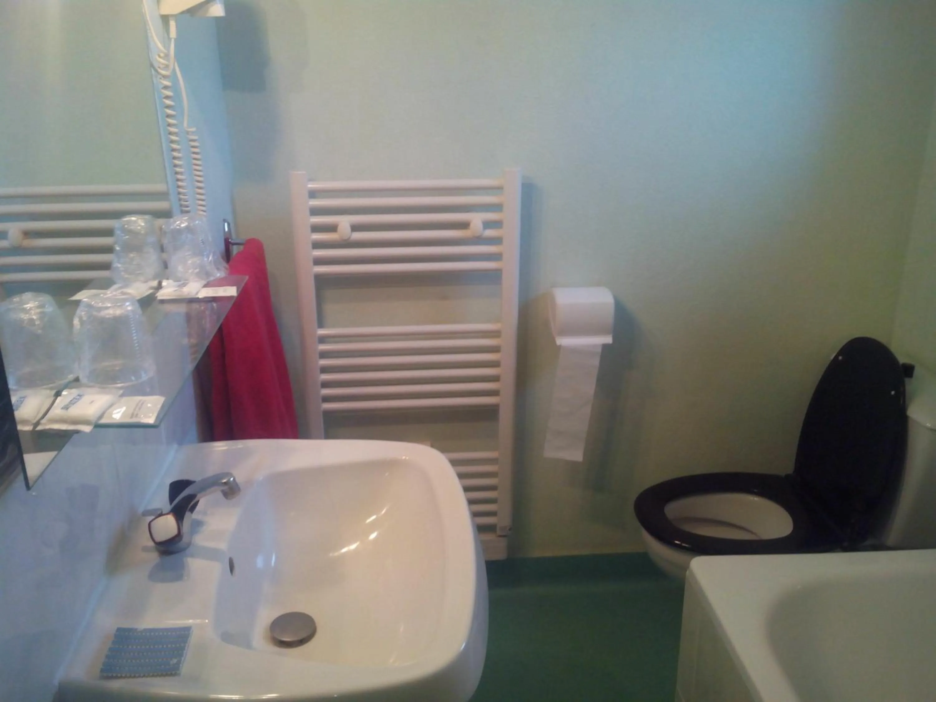 Bathroom in Hôtel l'Eden