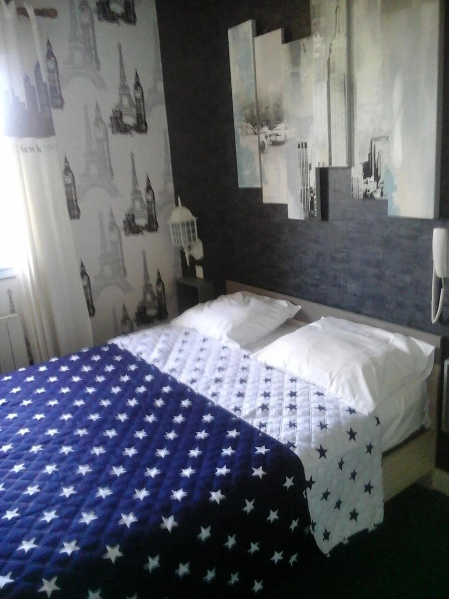 Bed in Hôtel l'Eden