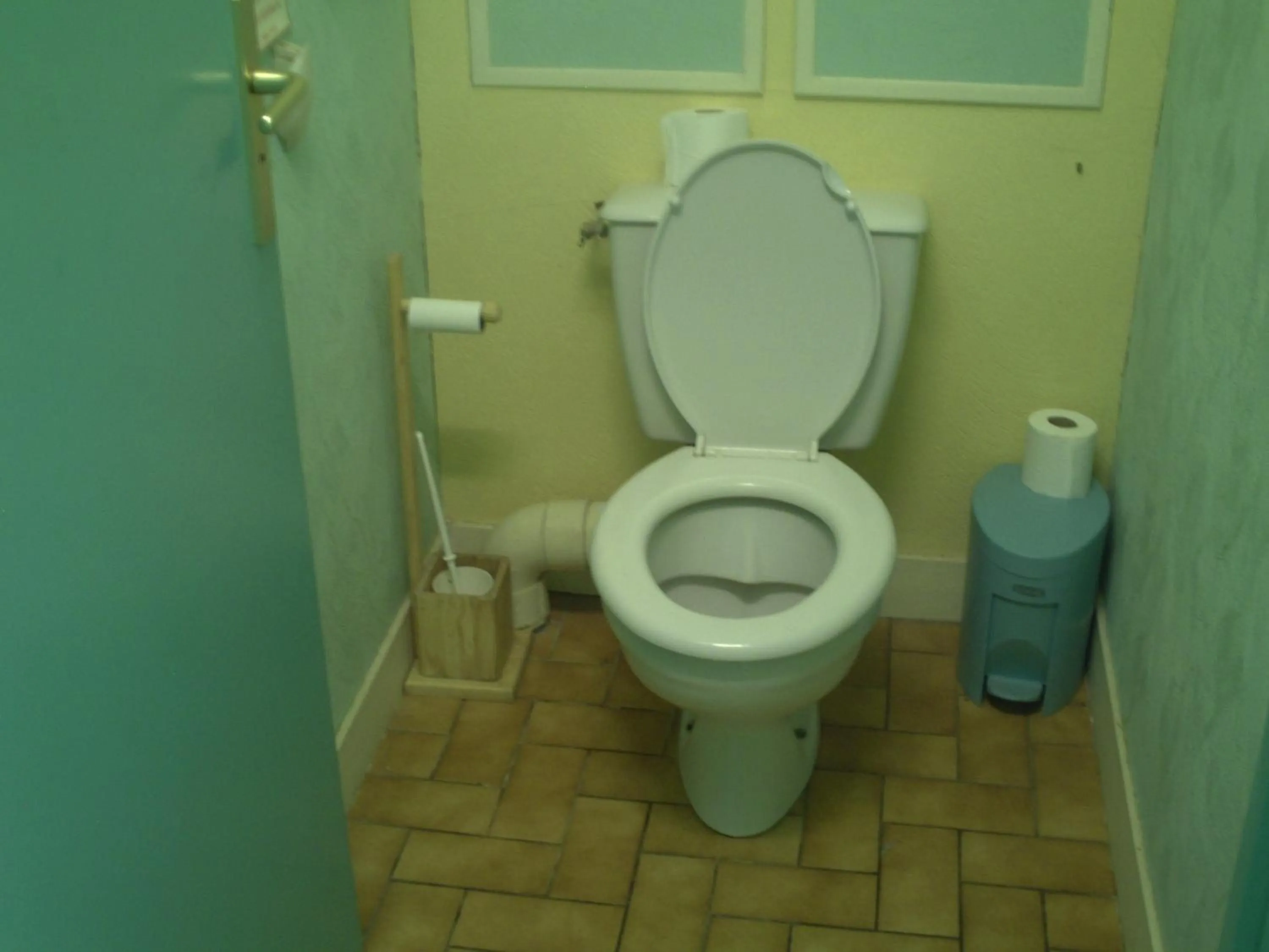 Toilet in Hôtel l'Eden